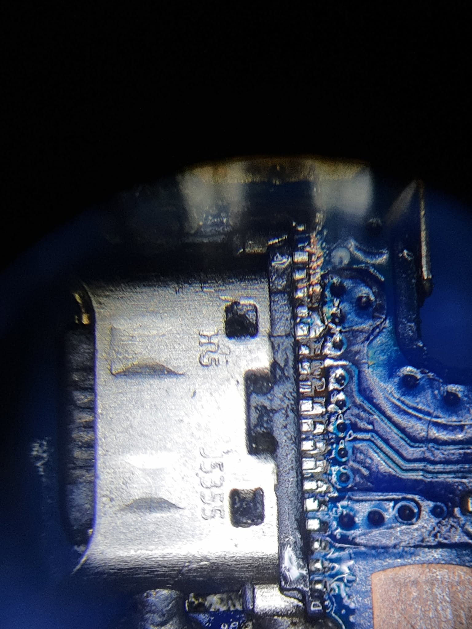 Reparación de pistas del conector USB-C en portátil Huawei
