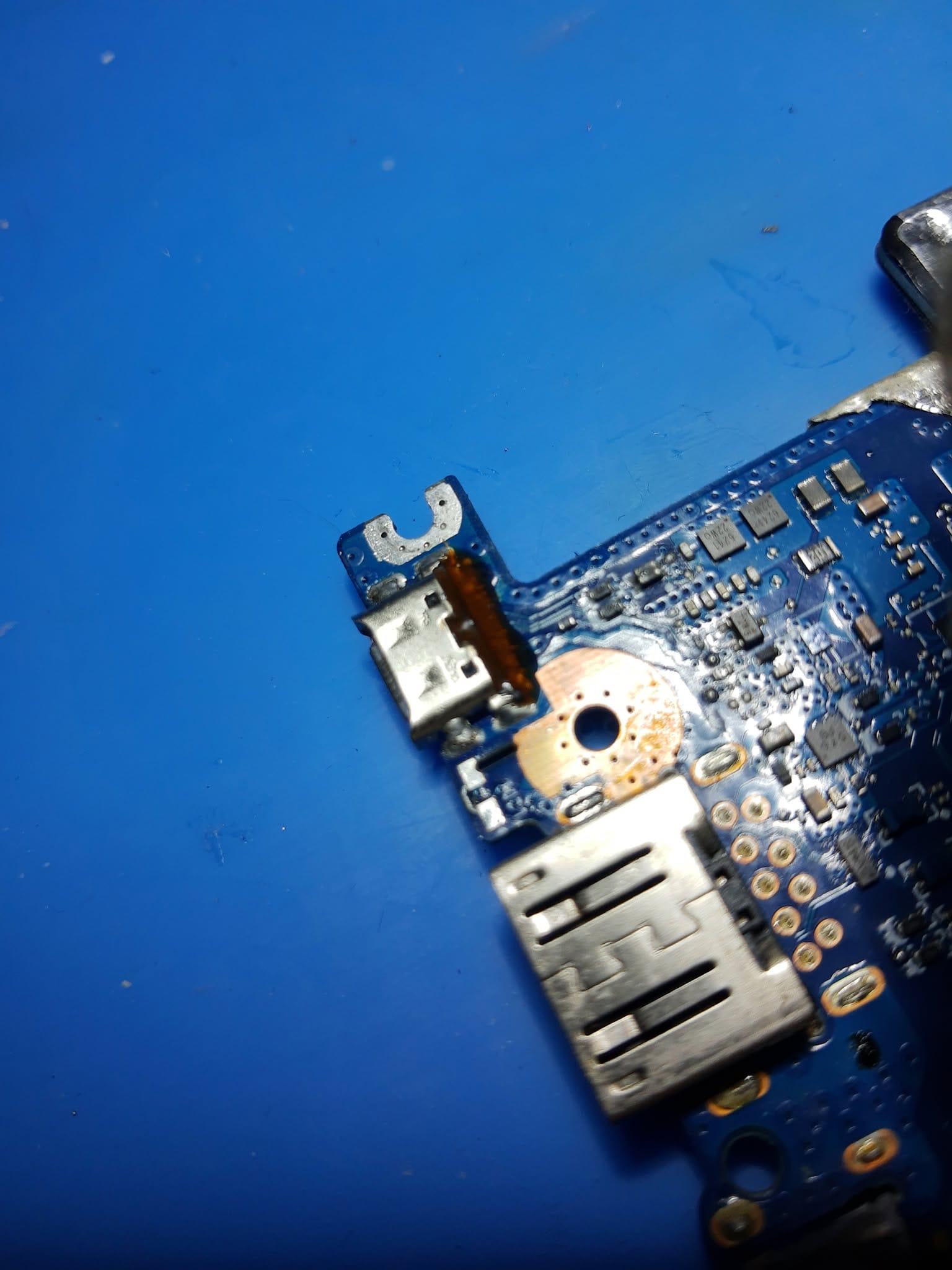 Conector USB-C reparado en la placa base del portátil Huawei