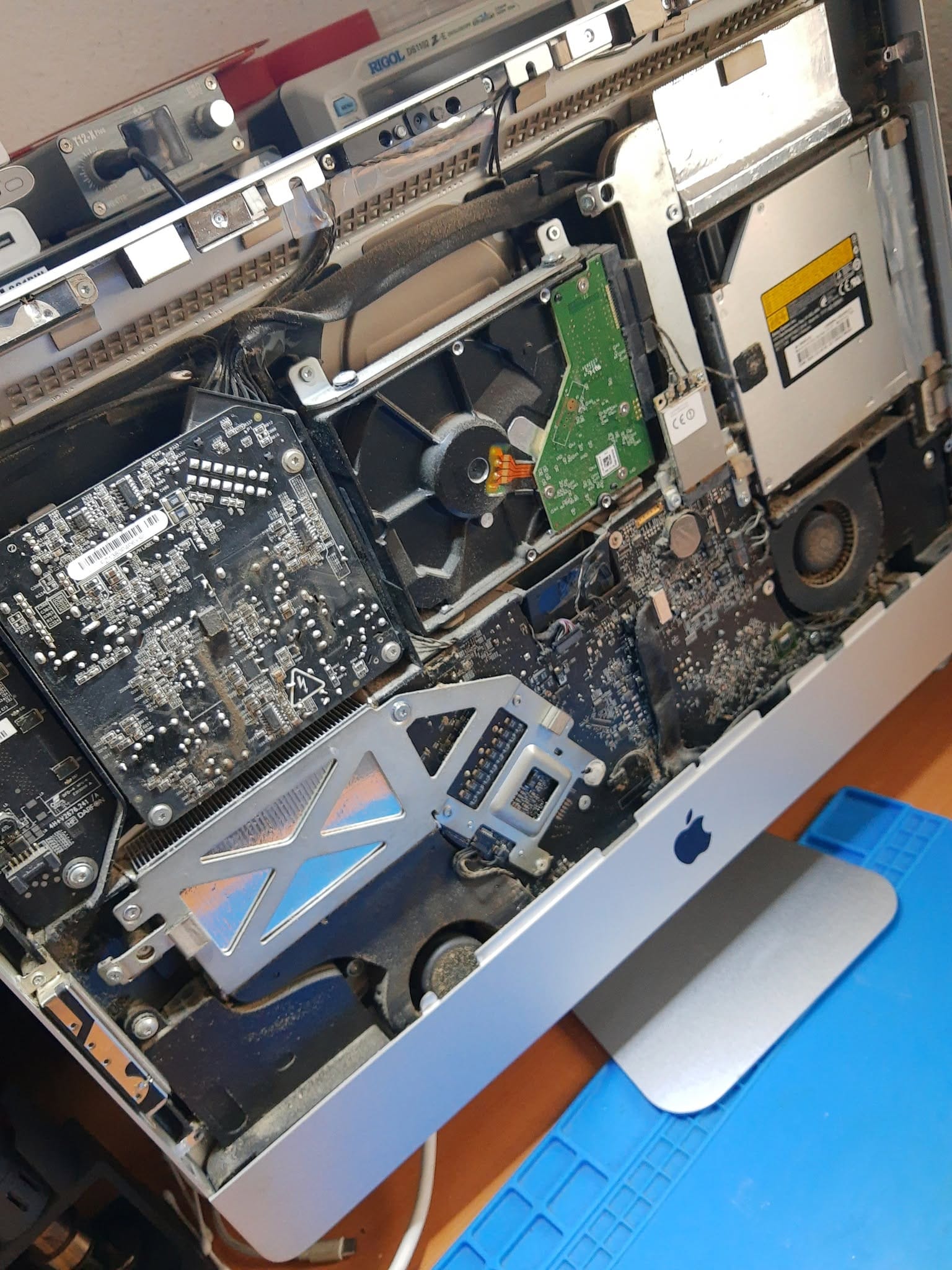 Interior de un iMac con polvo acumulado