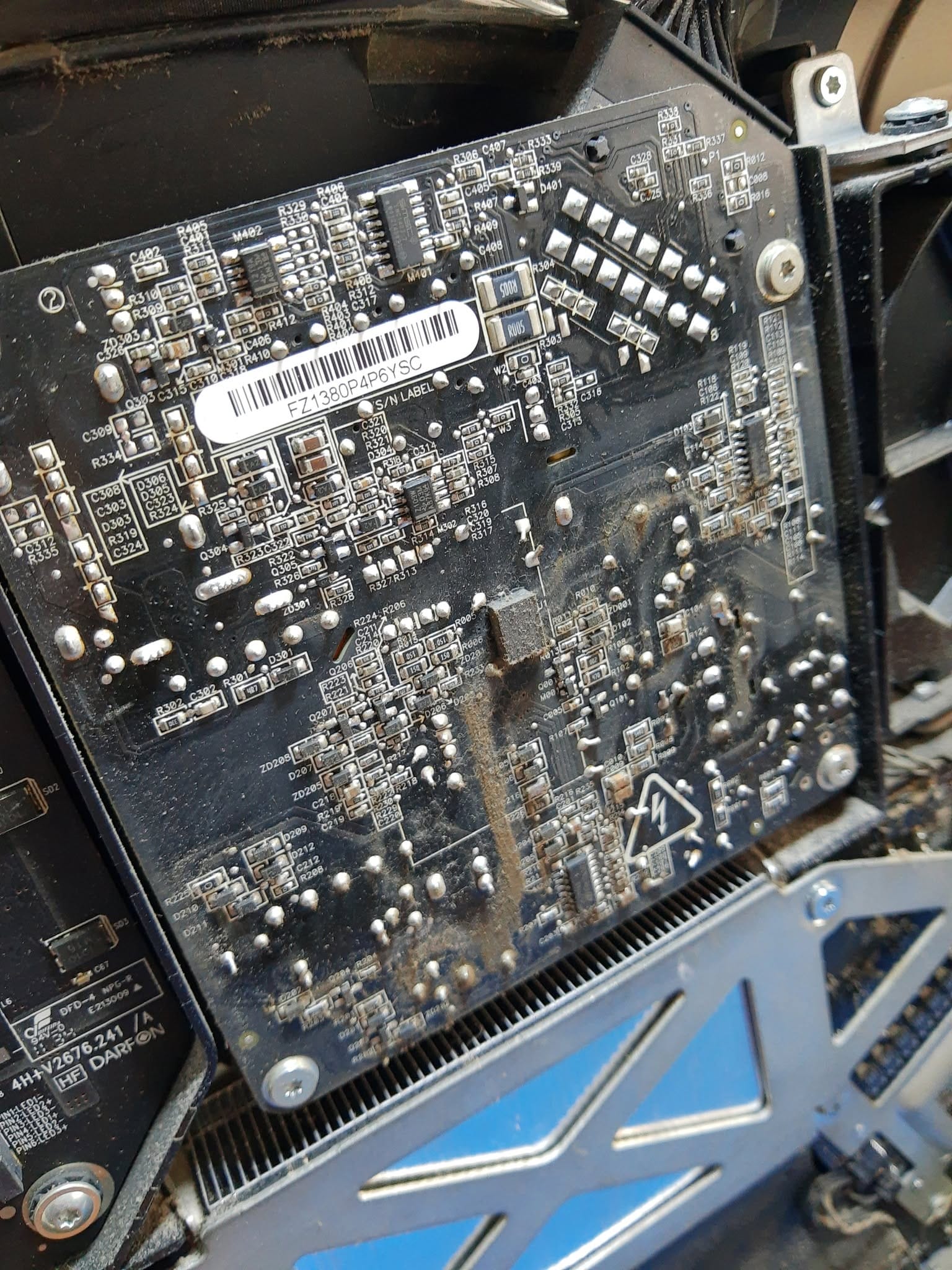 Placa electrónica de iMac cubierta de polvo