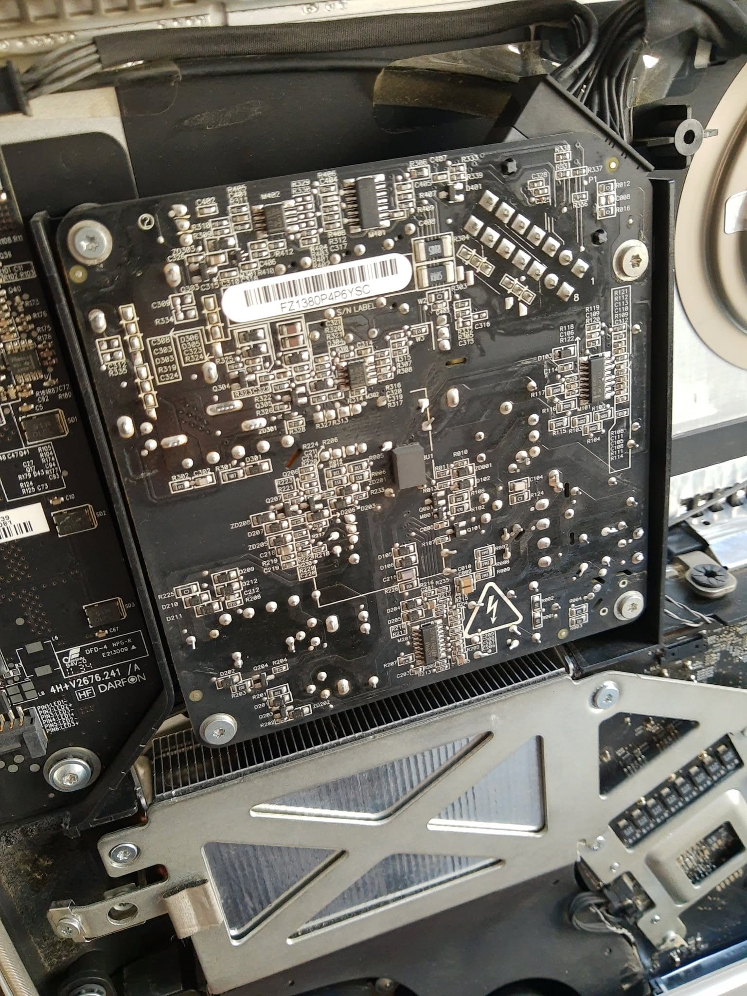 Placa electrónica de iMac después de la limpieza
