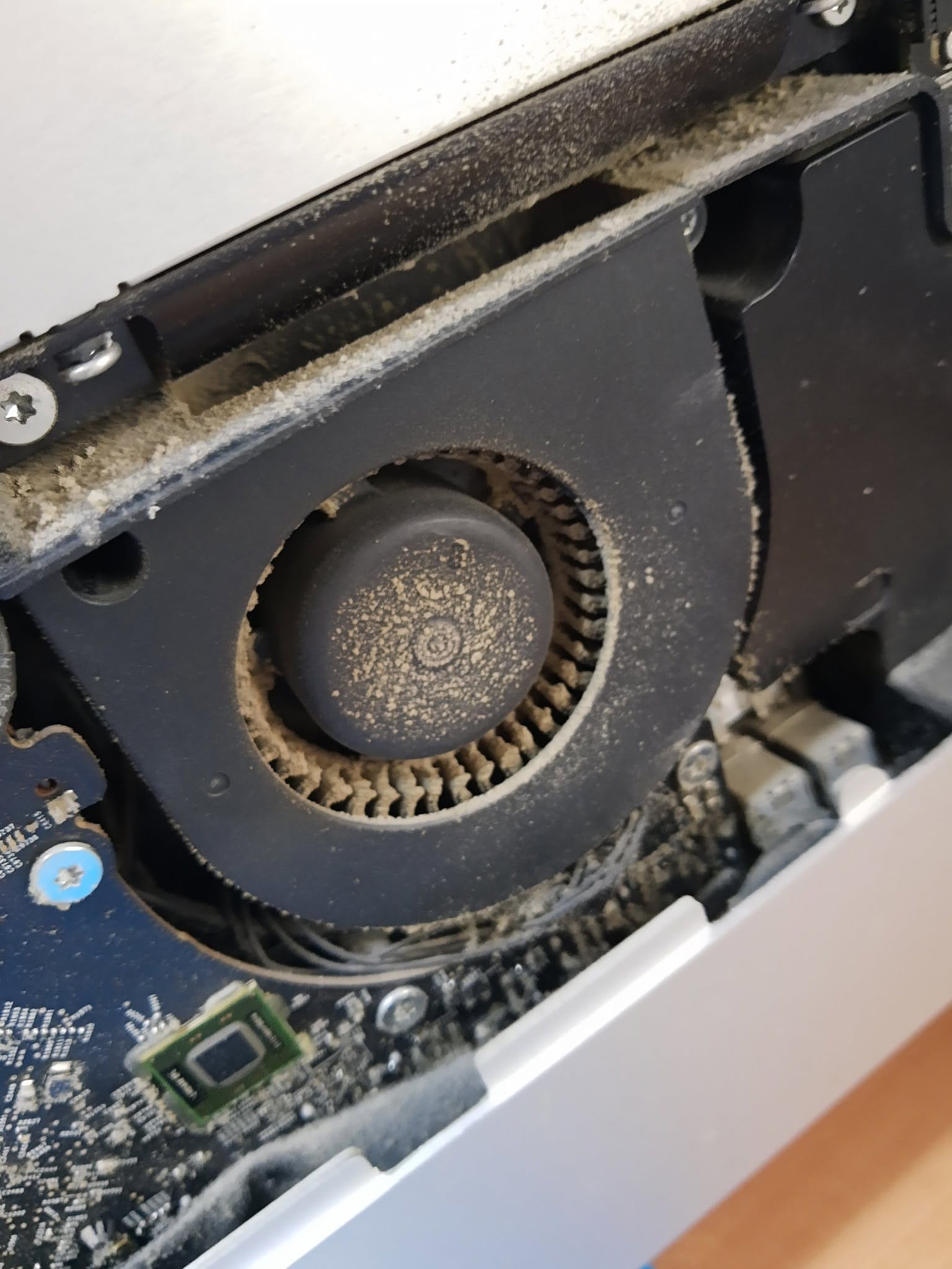 Conductos de ventilación de iMac con polvo acumulado