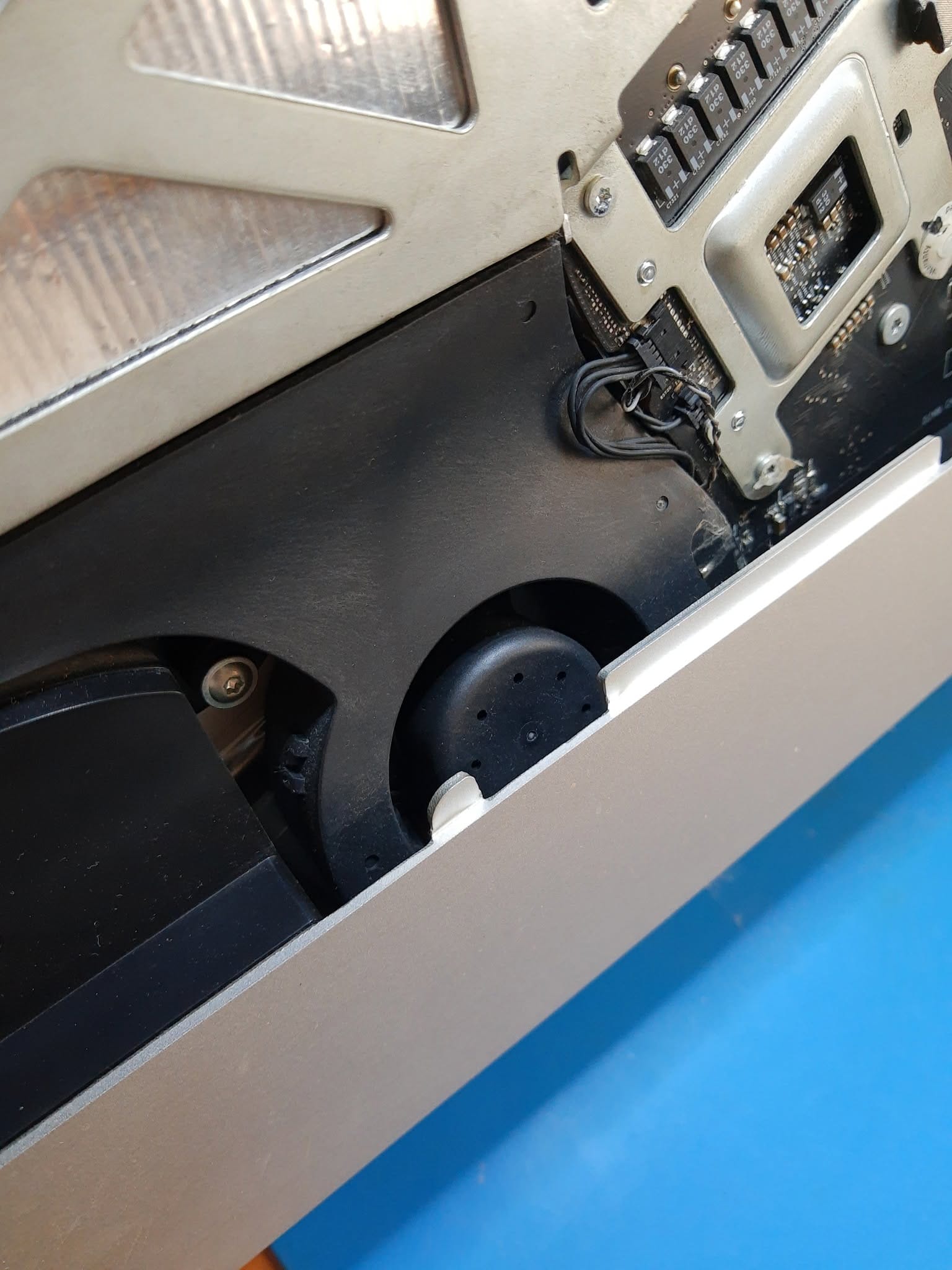 Ventilador de iMac limpio después del mantenimiento