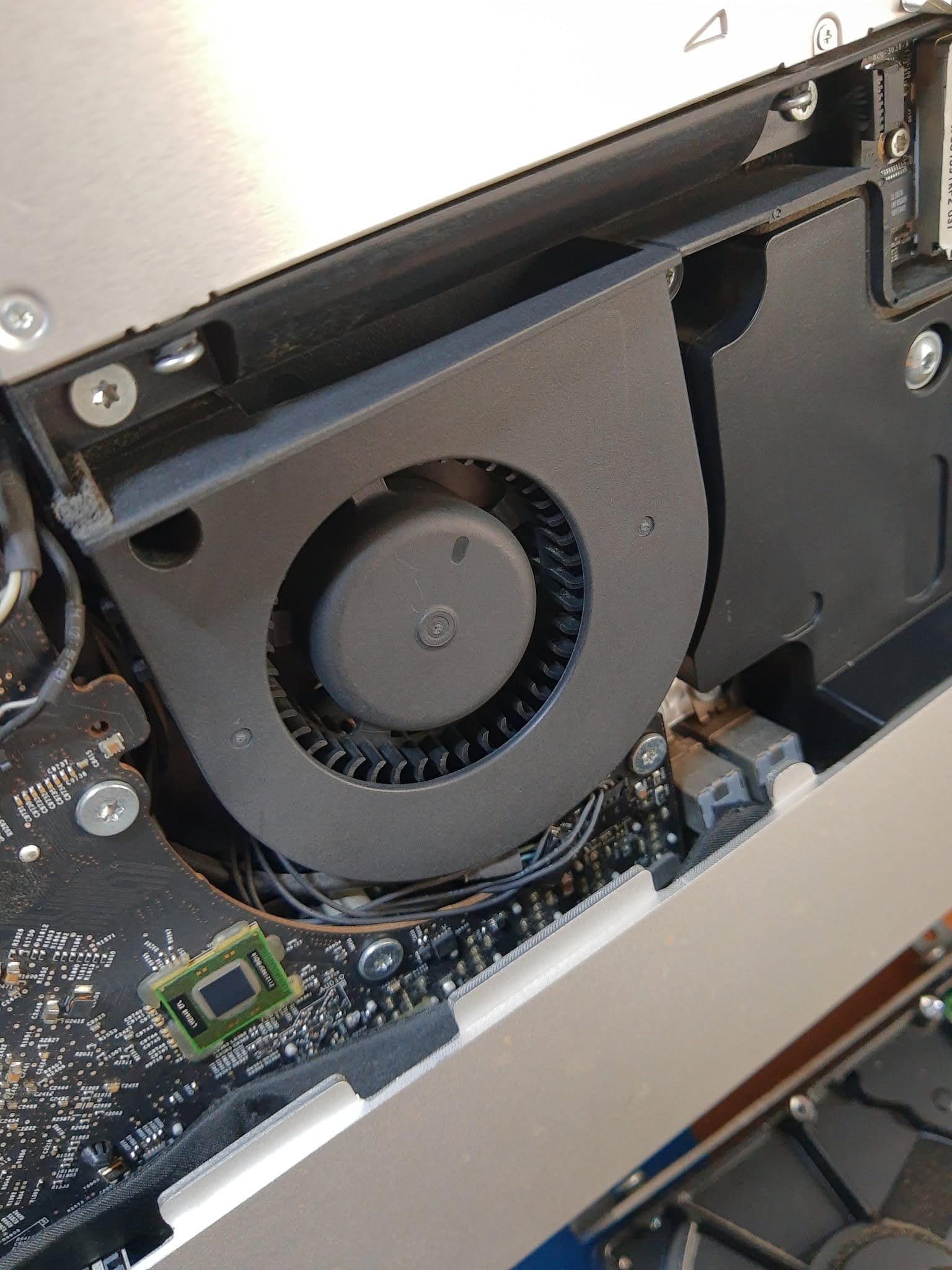iMac encendidos durante las pruebas después del mantenimiento