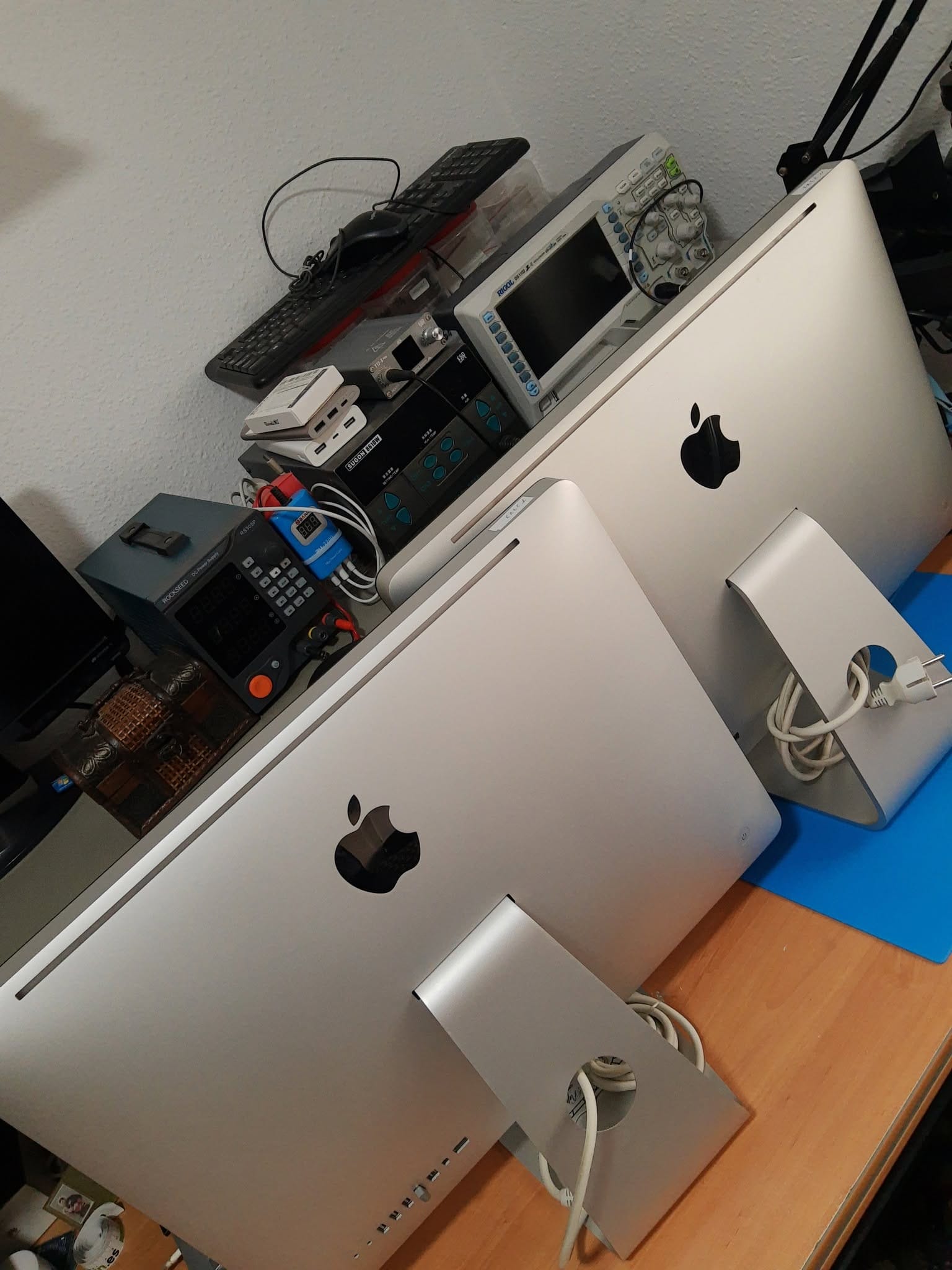 Dos iMac de 2009 y 2011 después del mantenimiento completo