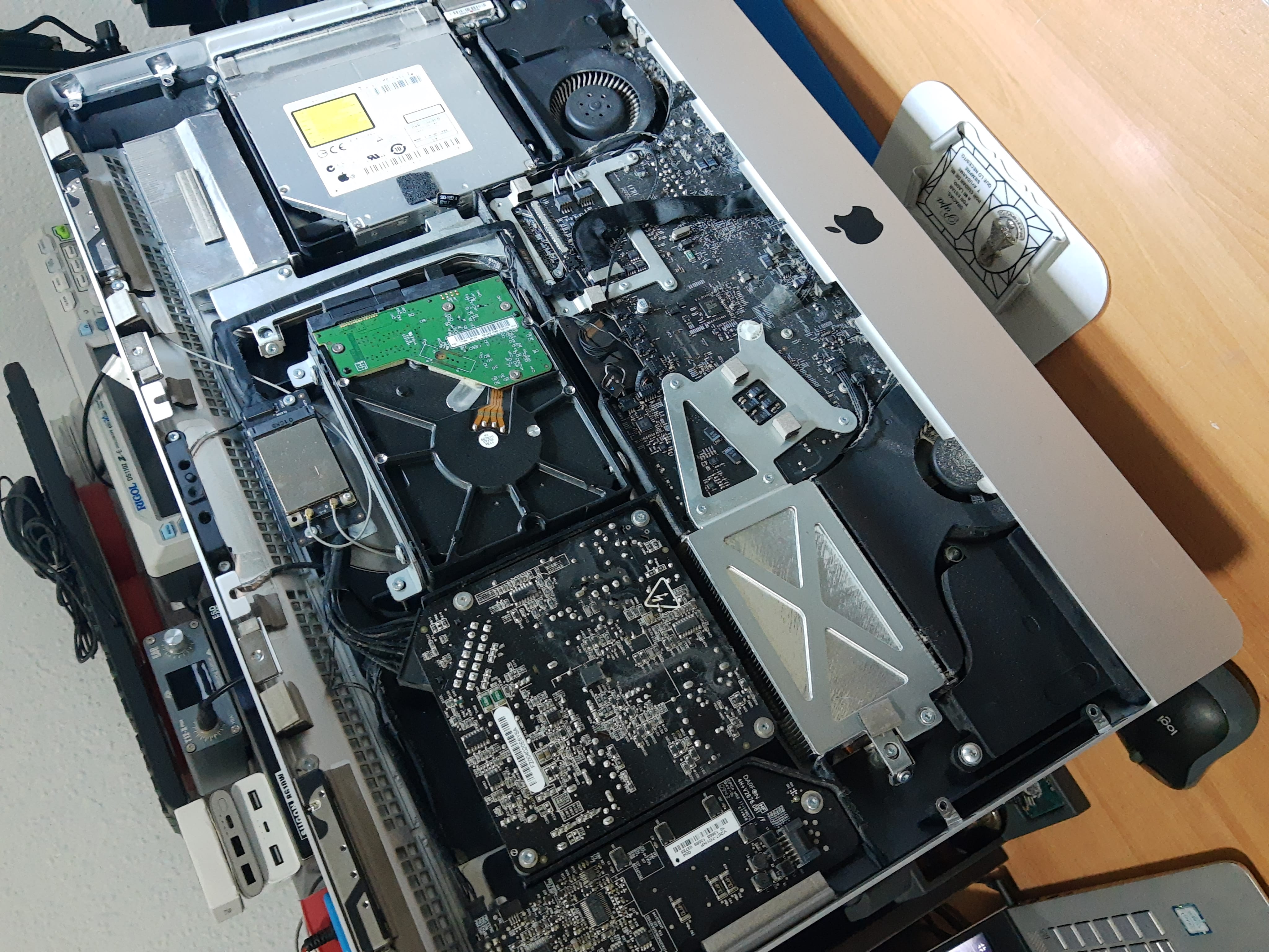 Interior del iMac 2009 después de retirar la pantalla