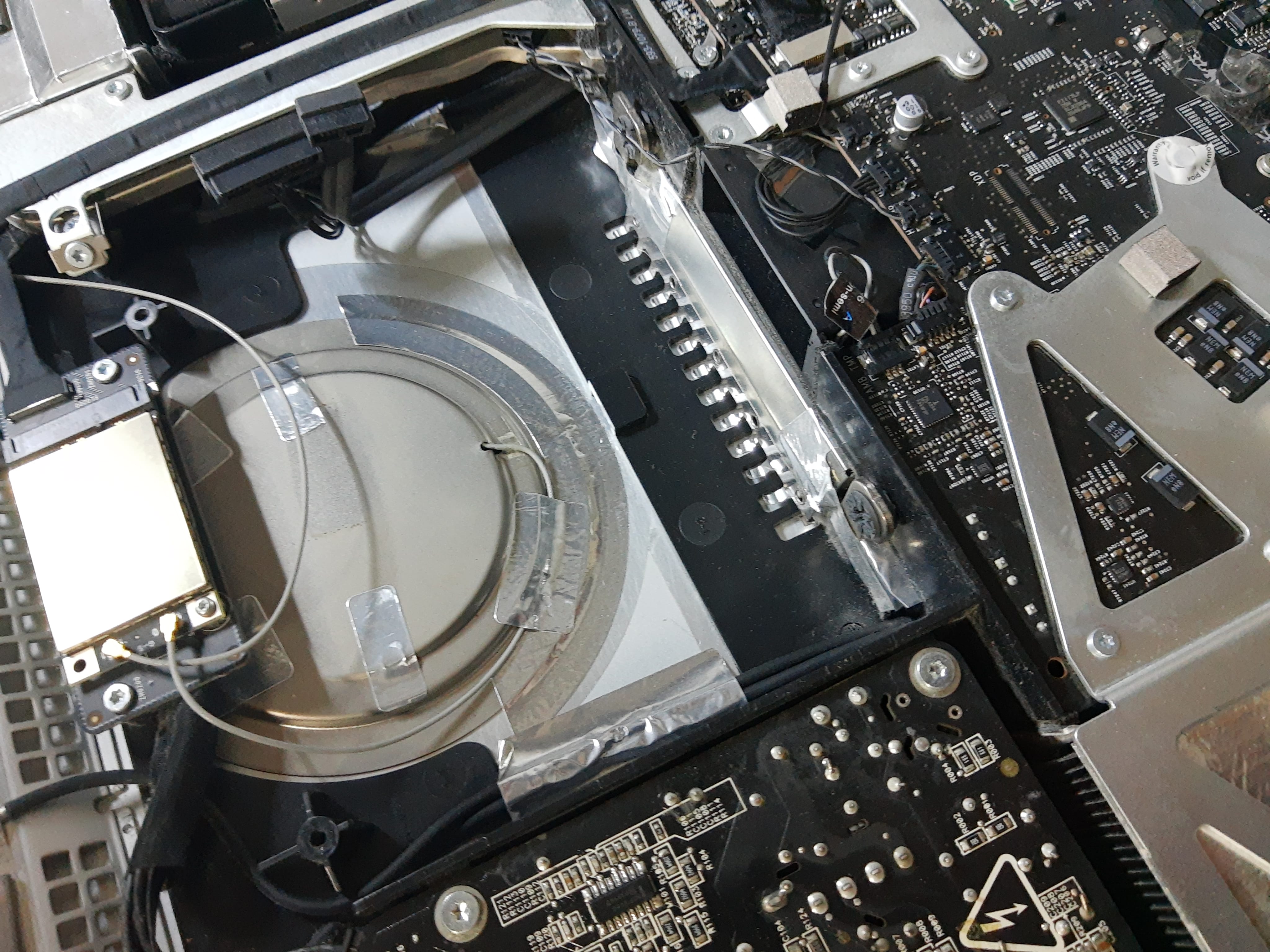 Zona del disco duro dentro del iMac 2009