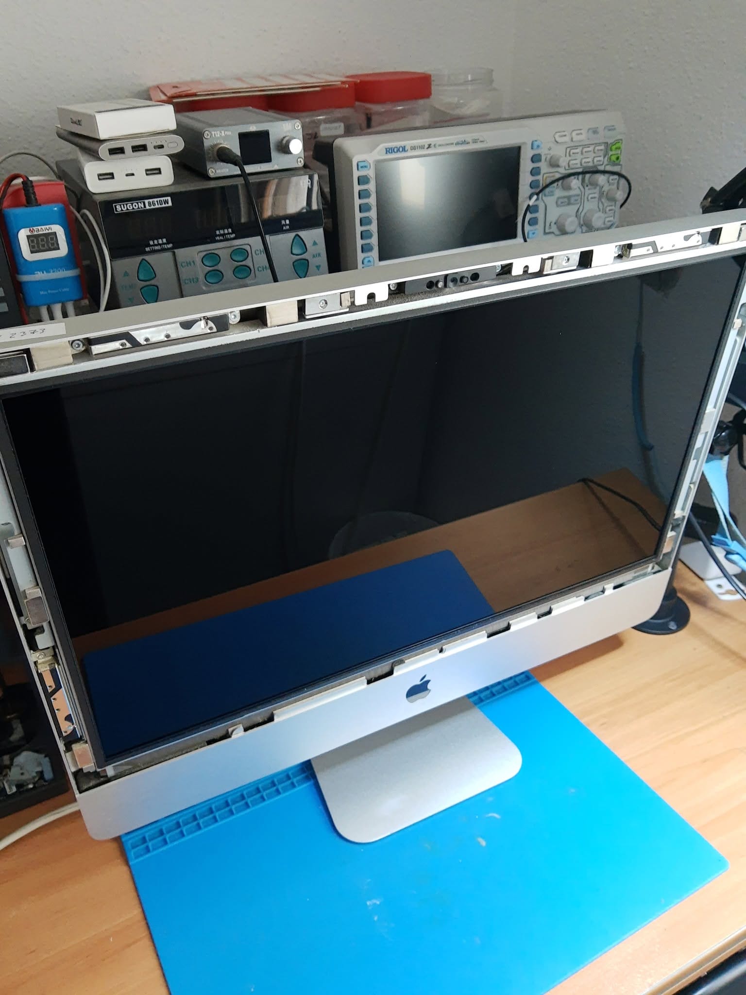 iMac 2011 con el cristal y la pantalla retirados