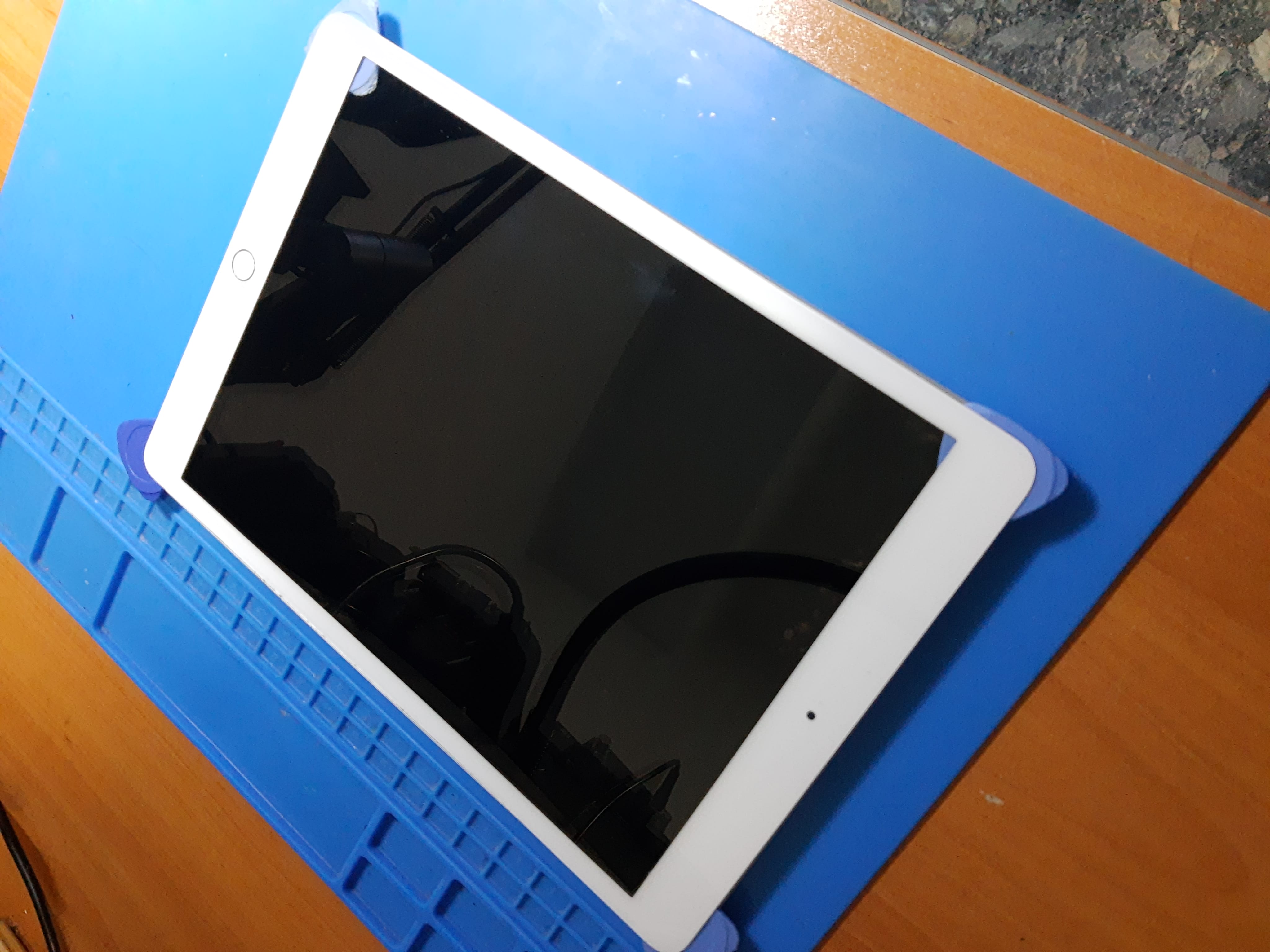 Pantalla del iPad A2197 durante la apertura