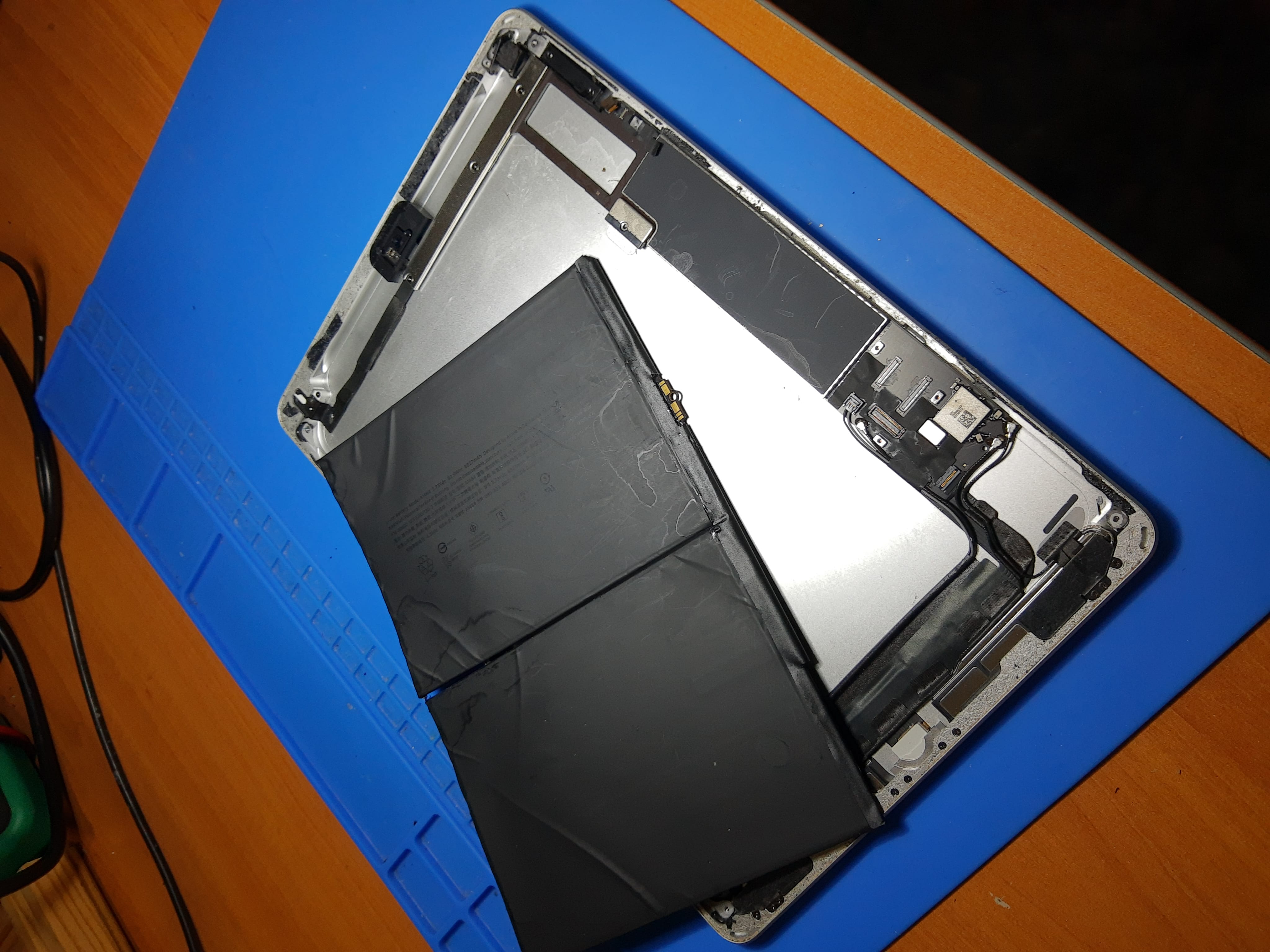 Batería antigua retirada parcialmente del iPad A2197