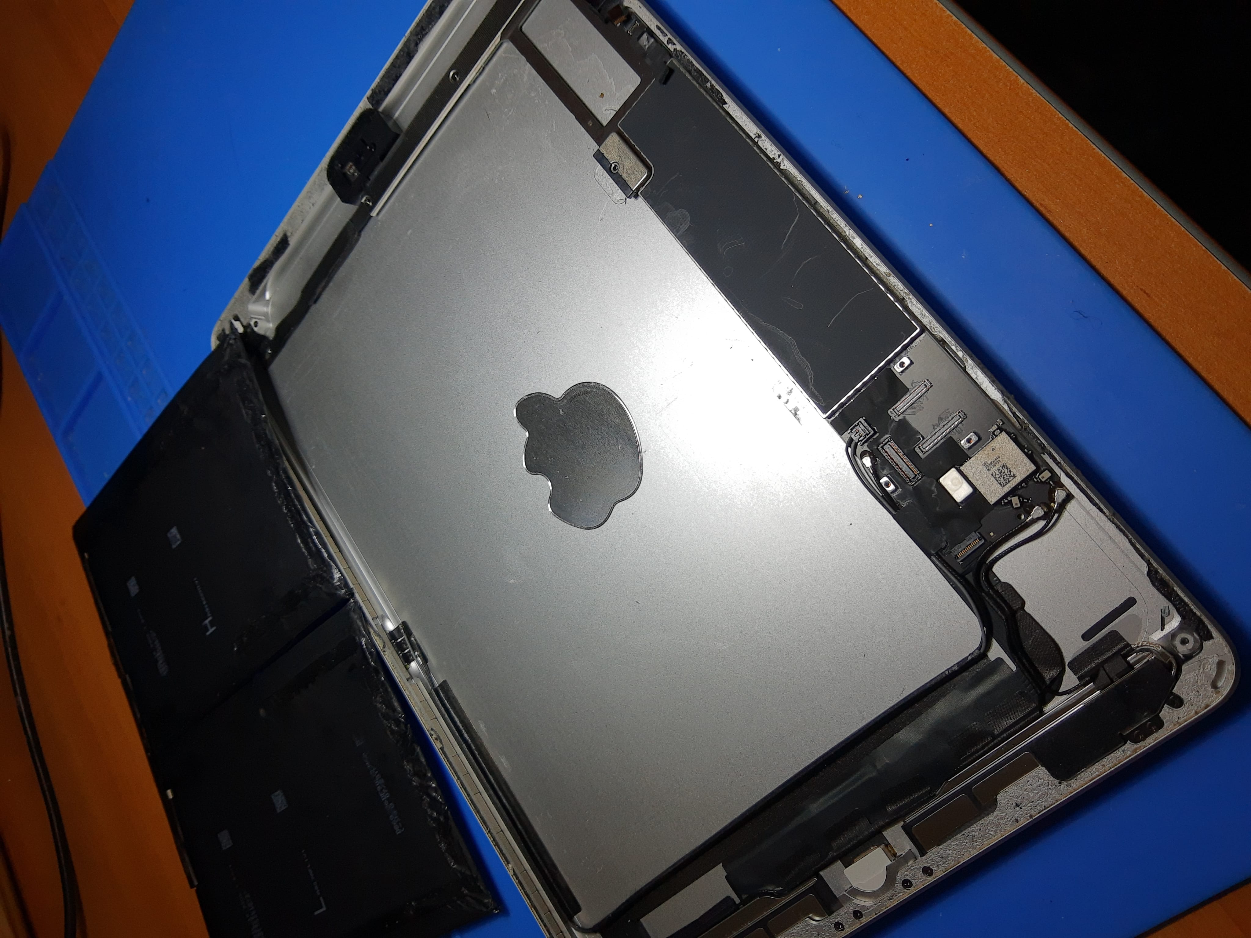 Interior del iPad A2197 después de retirar la batería antigua