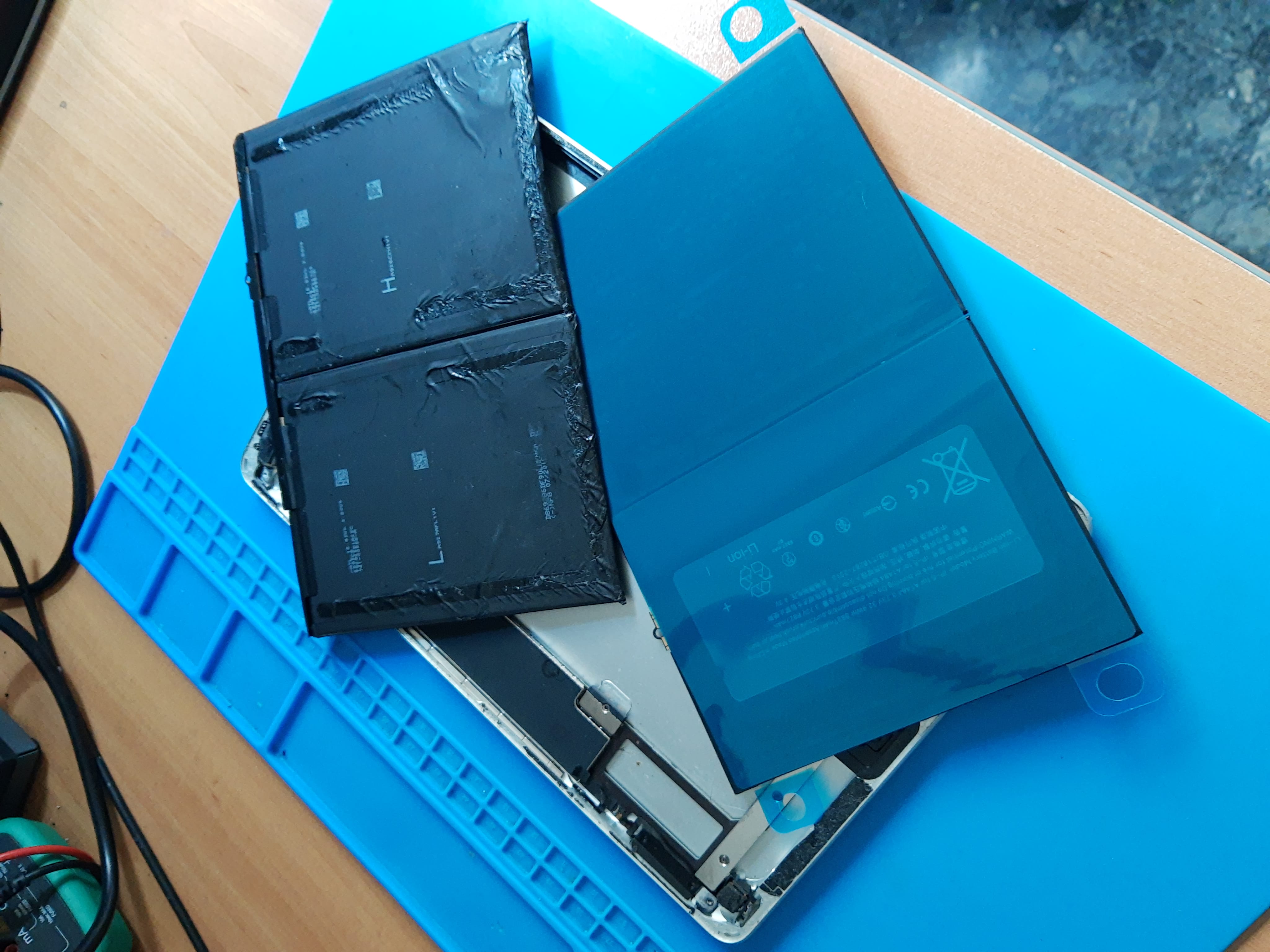 Batería antigua deformada y batería nueva para iPad A2197