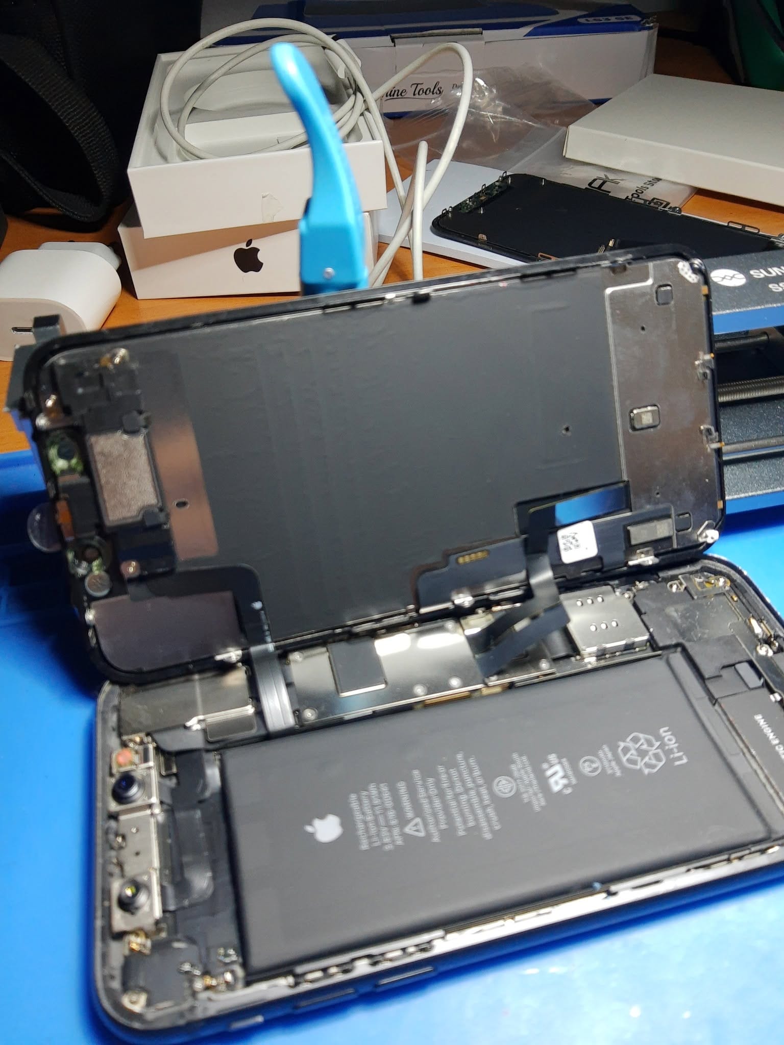 iPhone 11 abierto durante el proceso de cambio de batería