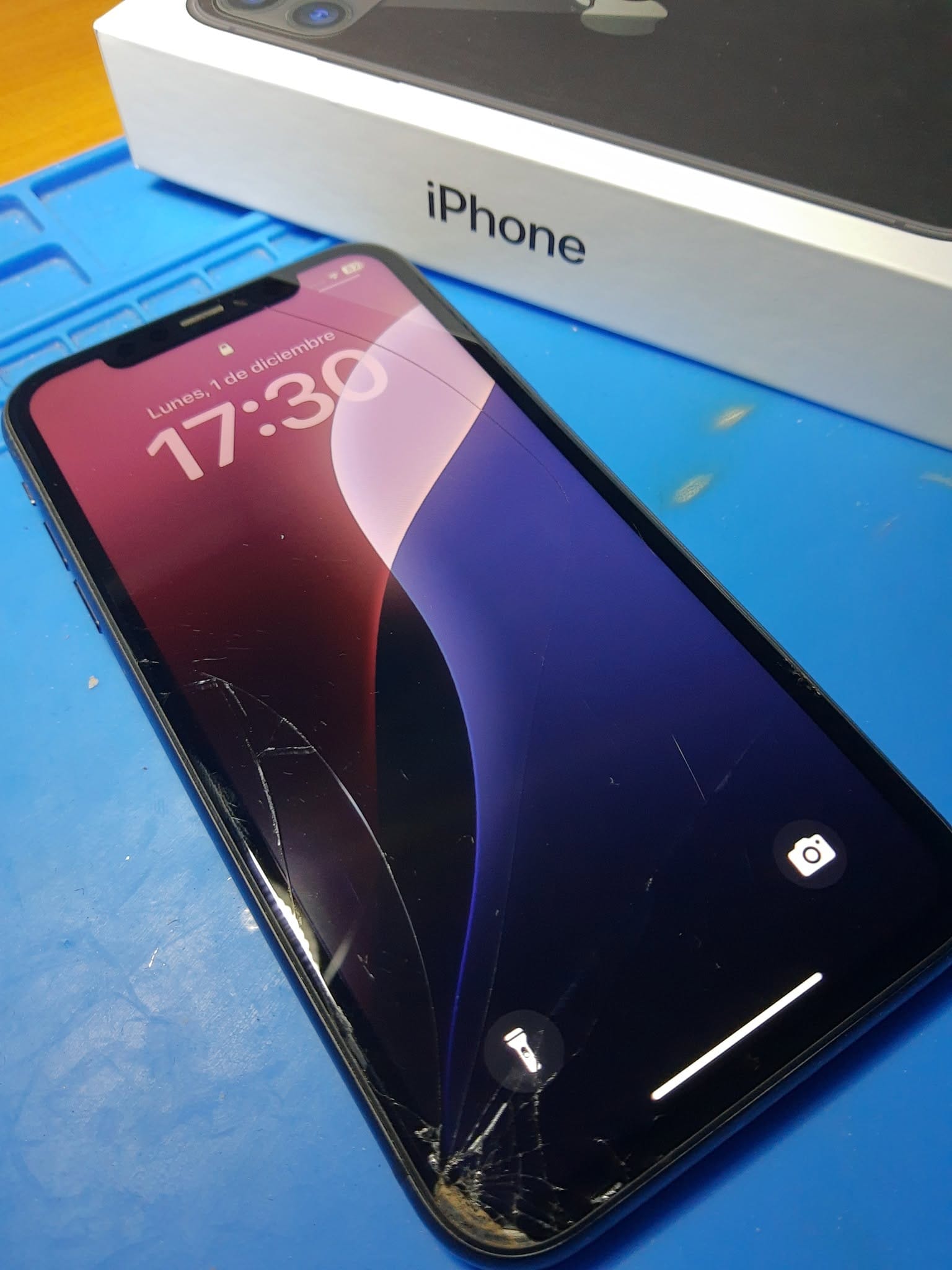 iPhone 11 con el cristal de la pantalla roto