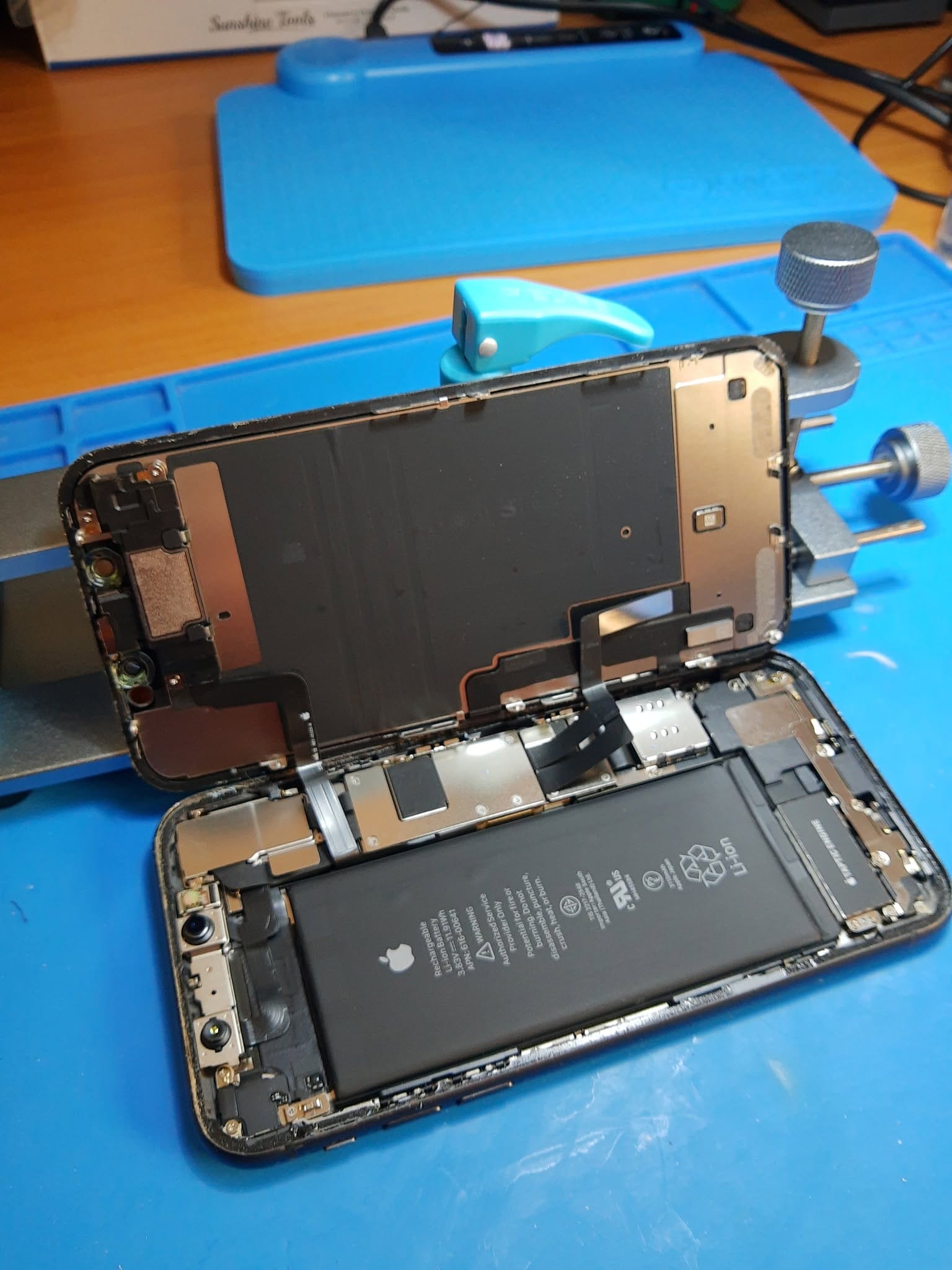 iPhone 11 abierto durante el cambio de pantalla