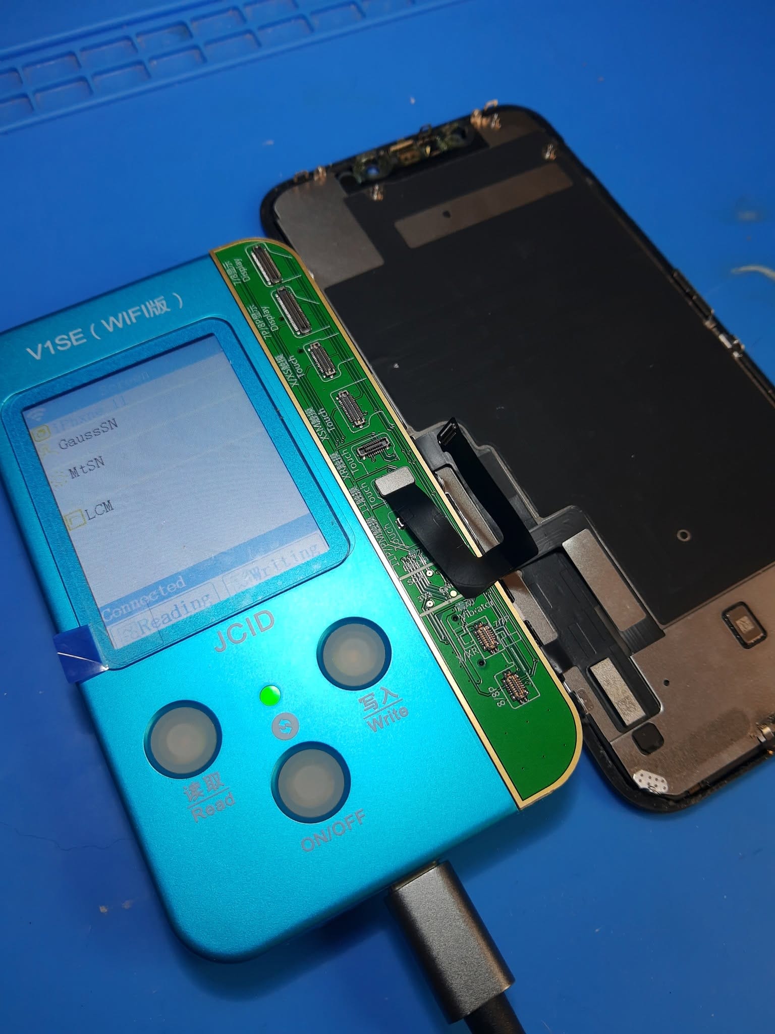 Programador JCID utilizado para transferir datos de la pantalla del iPhone 11