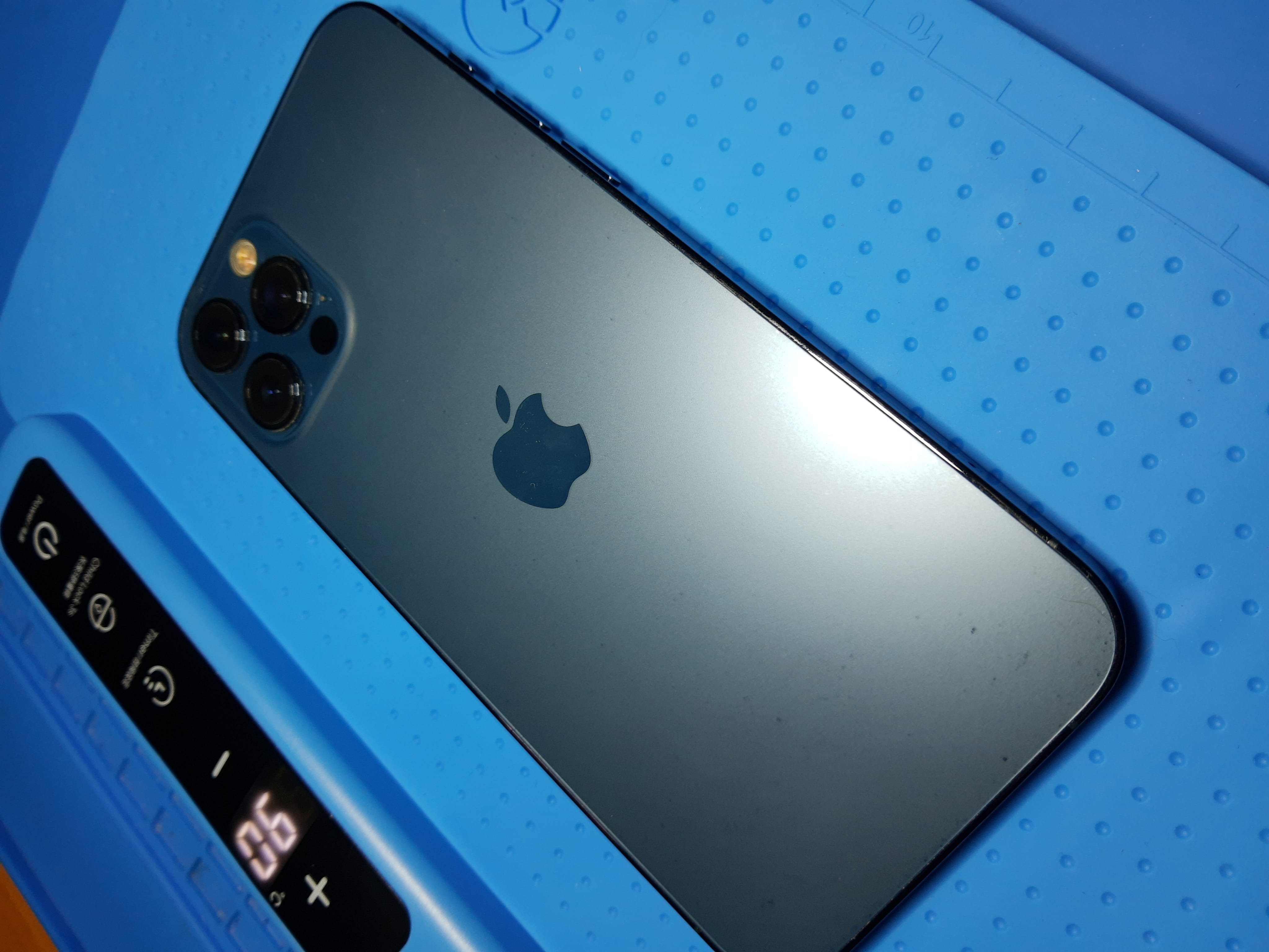 Parte trasera del iPhone 12 Pro antes del cambio de batería