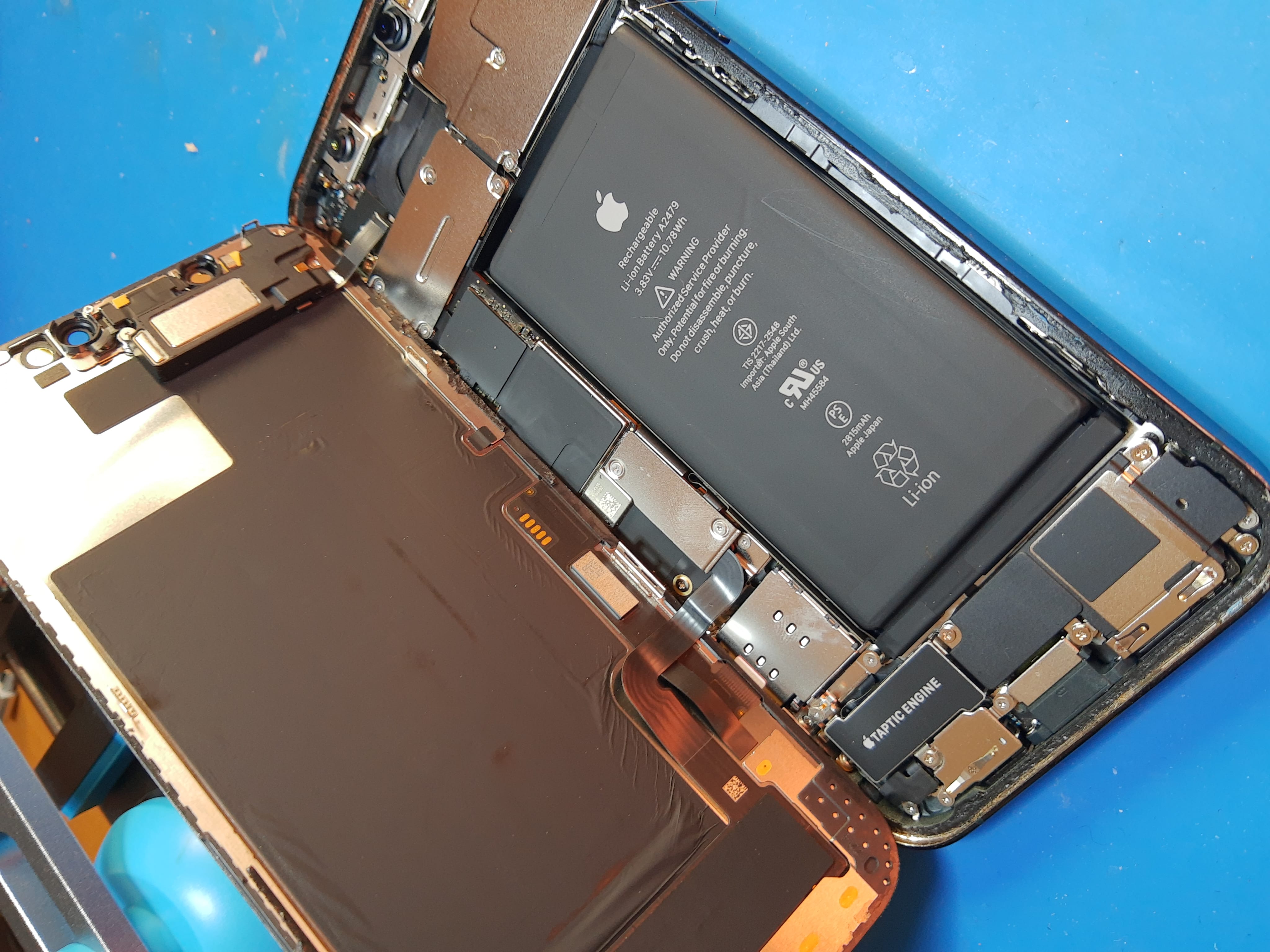 iPhone 12 Pro abierto durante el proceso de cambio de batería