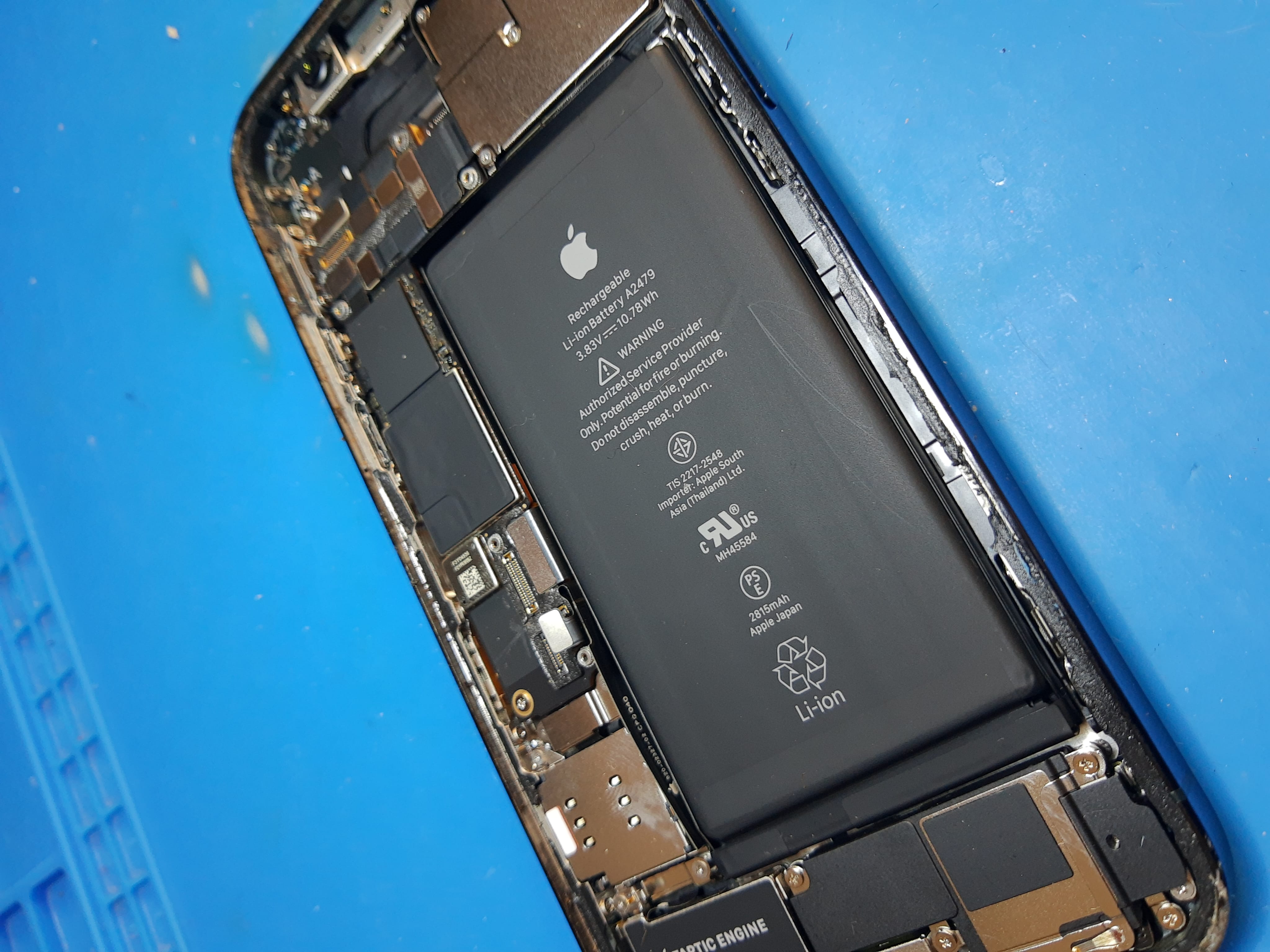 Batería instalada en el interior del iPhone 12 Pro