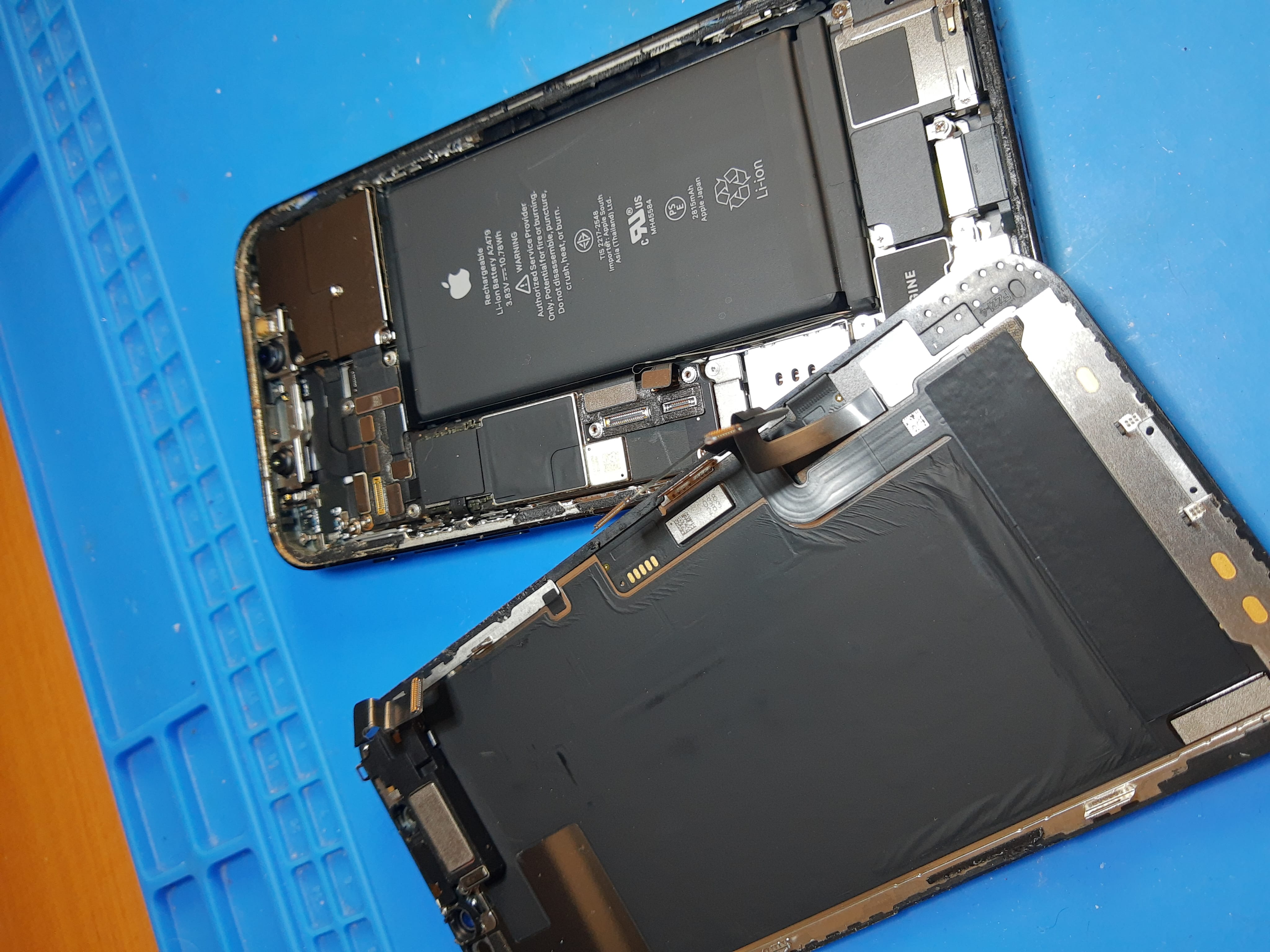 Pantalla retirada del iPhone 12 Pro durante el cambio de batería
