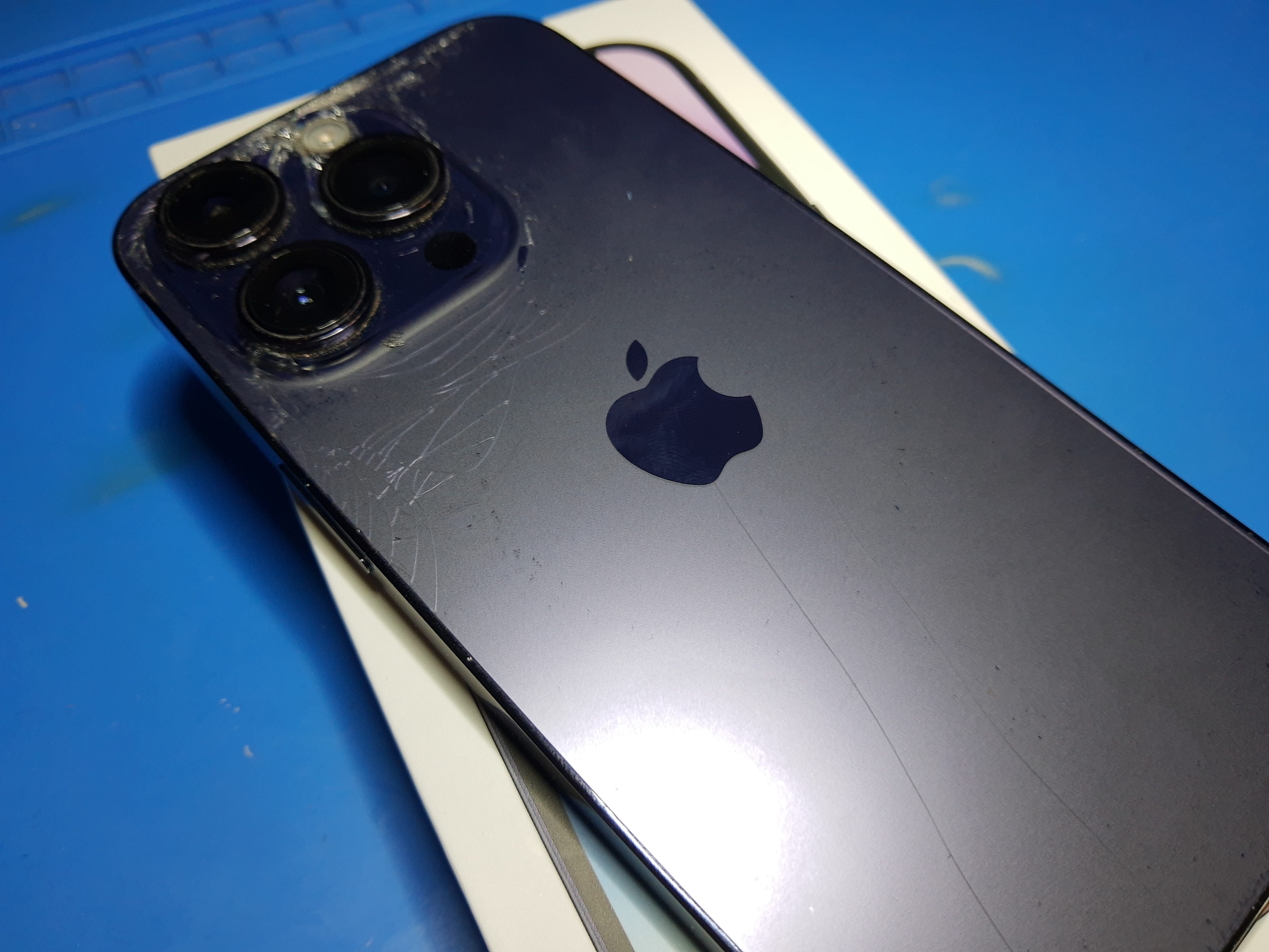 iPhone 14 Pro Deep Purple con el cristal trasero roto