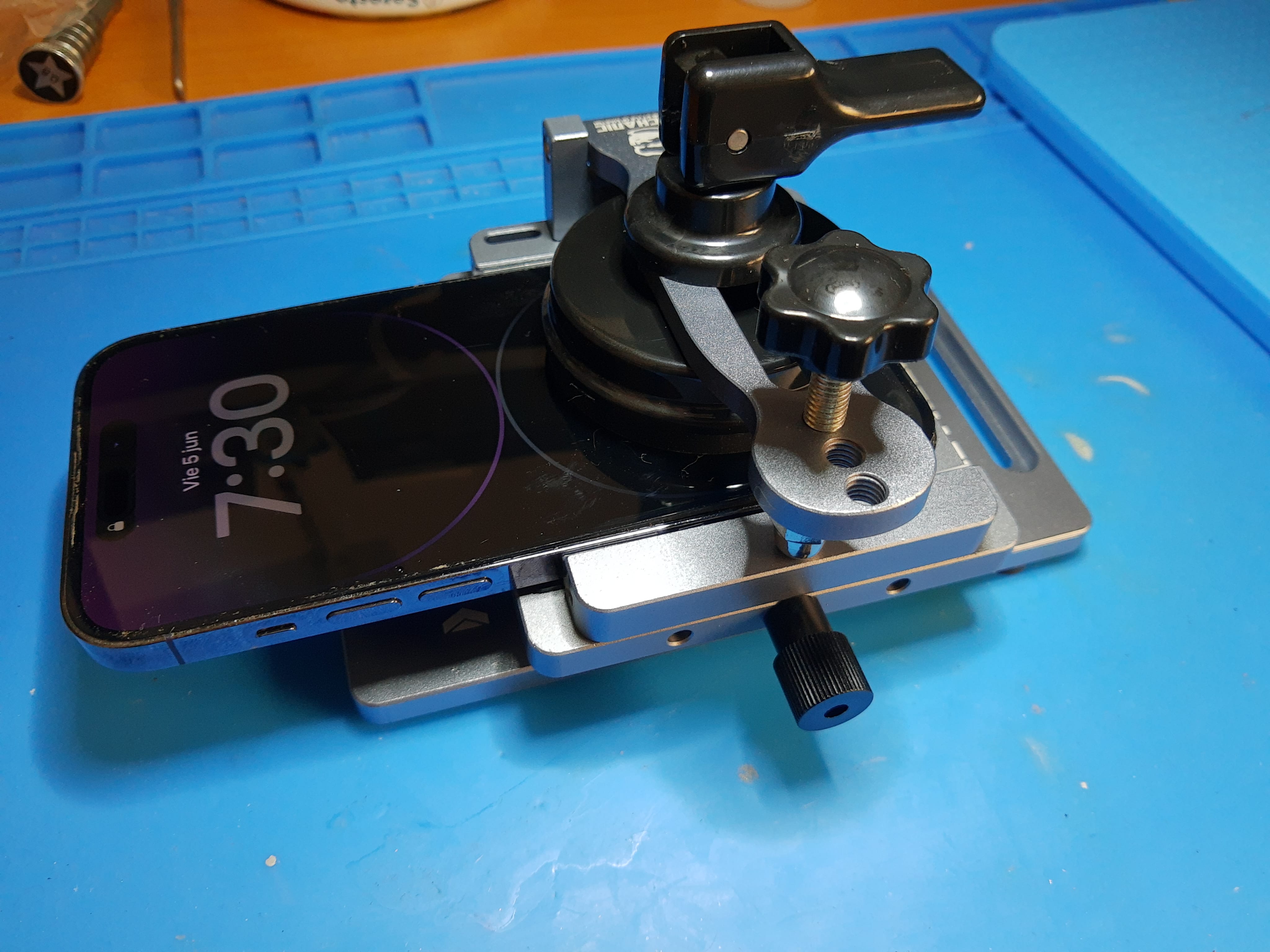 Apertura controlada de un iPhone 14 Pro para cambiar el cristal trasero