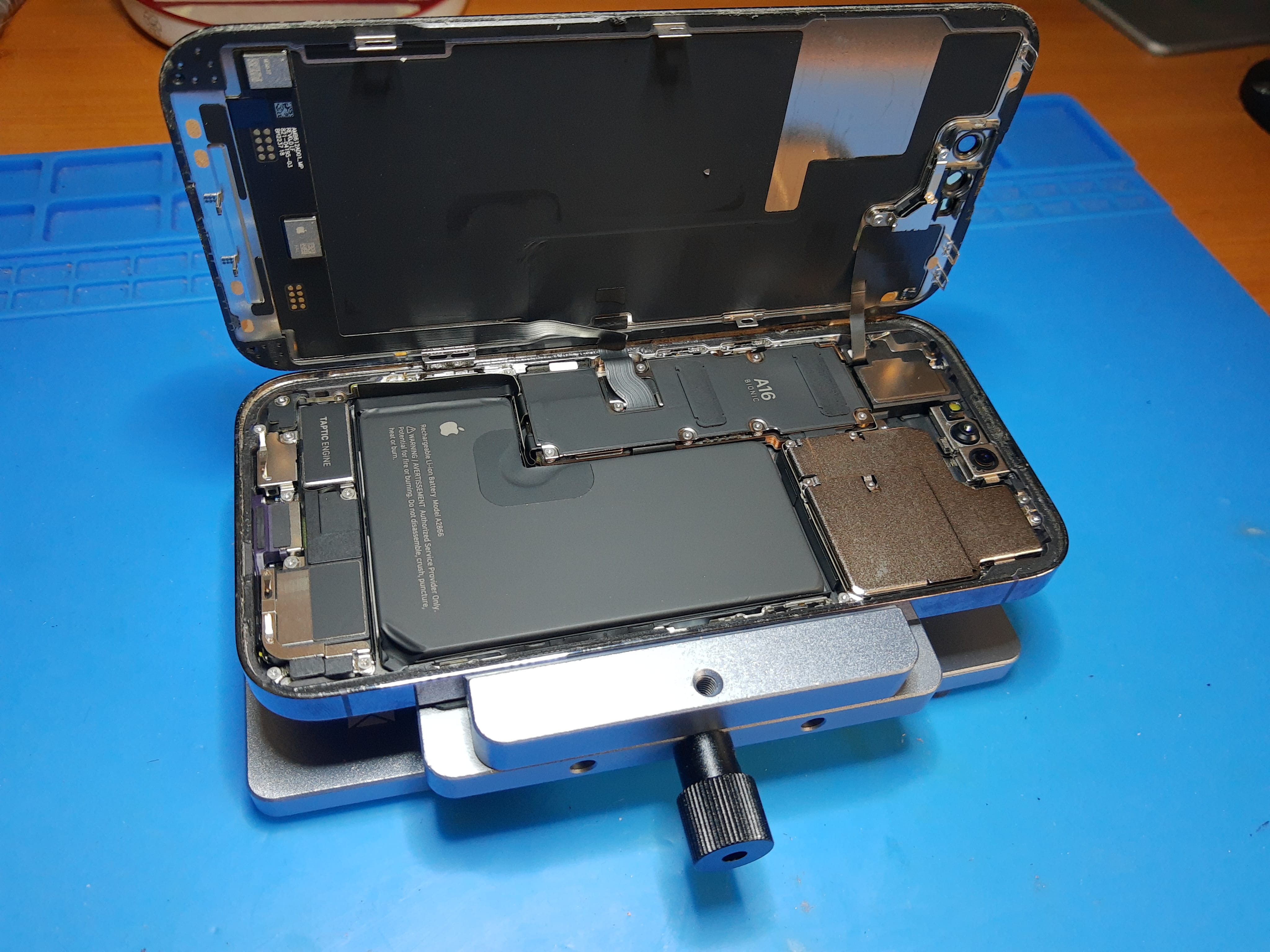 Interior de un iPhone 14 Pro durante el desmontaje