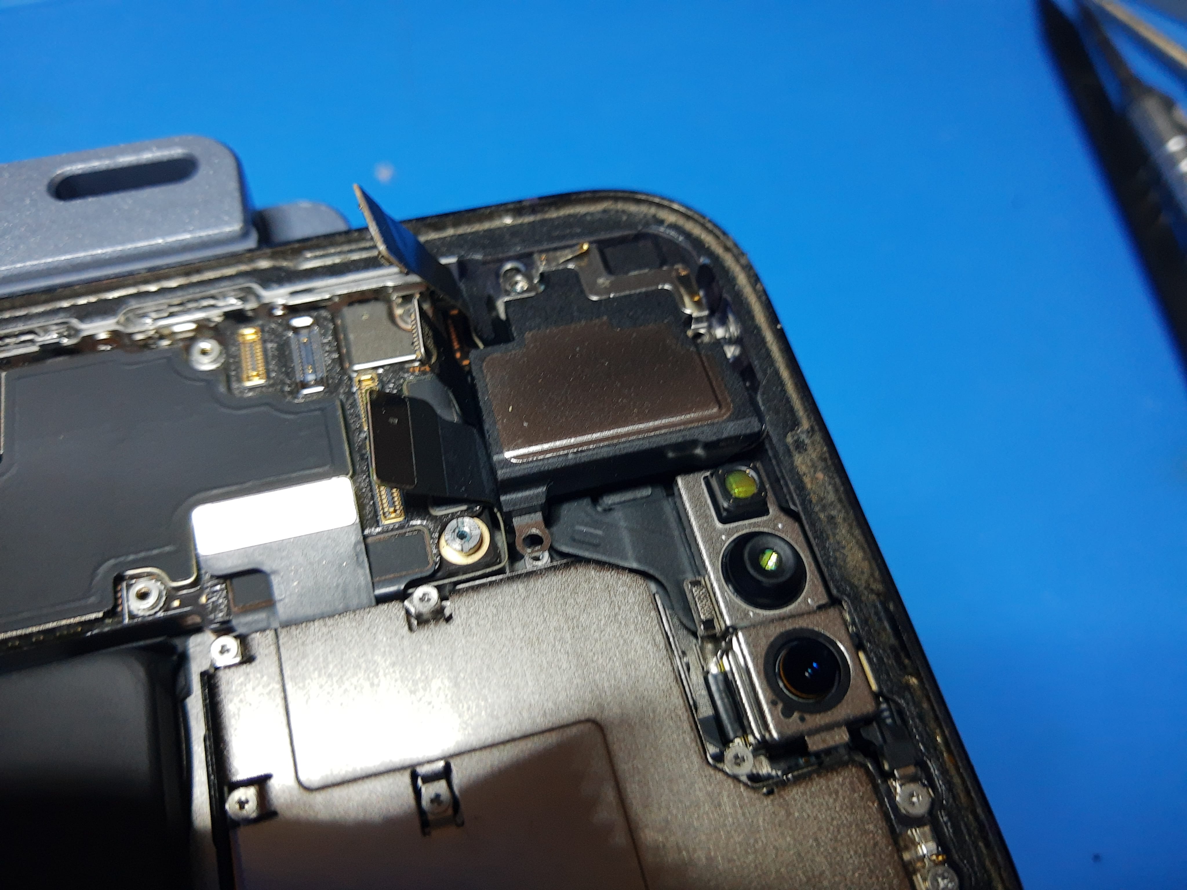 Módulo de cámaras del iPhone 14 Pro durante el desmontaje