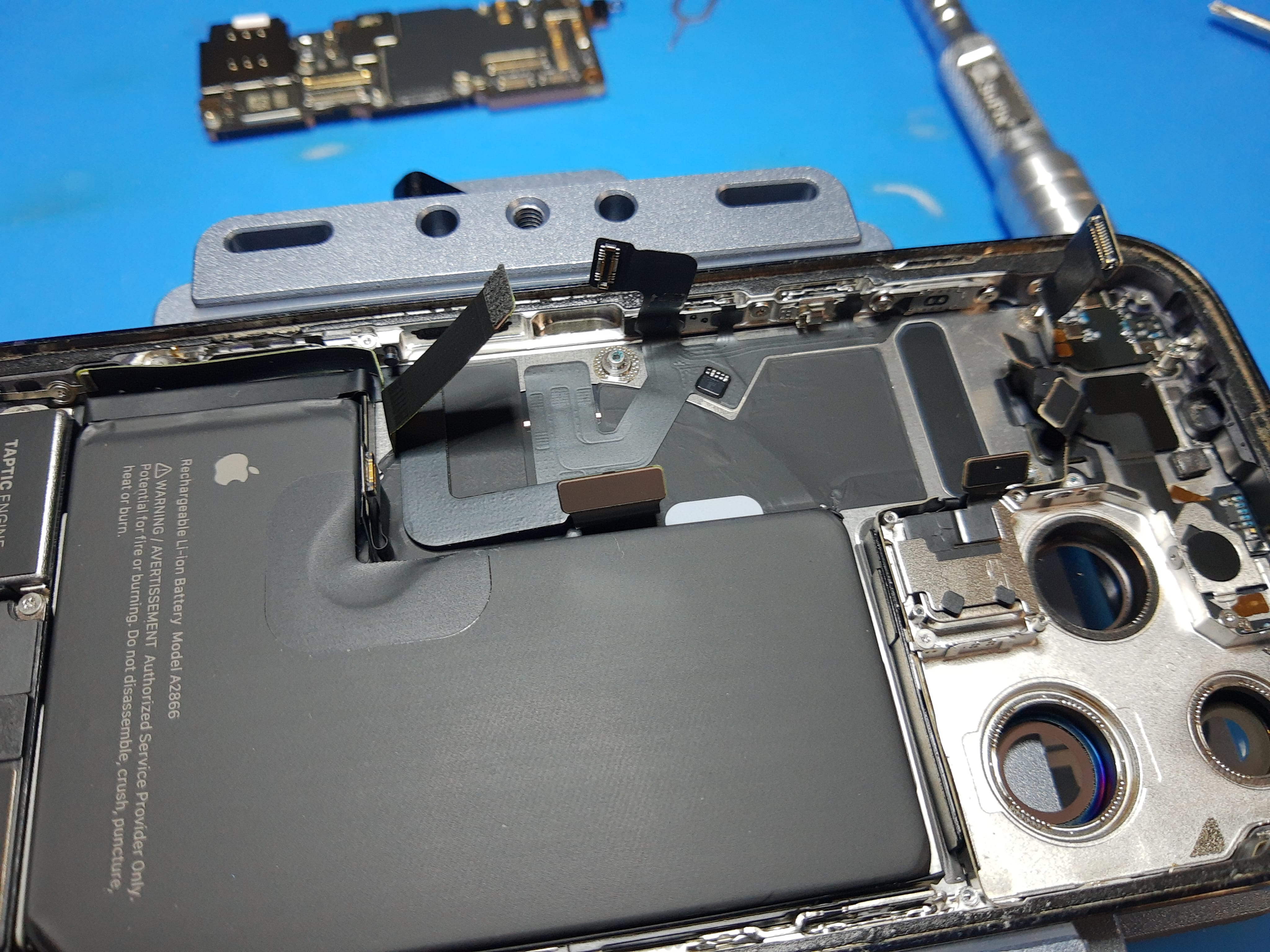 Interior del iPhone 14 Pro con la placa base desmontada