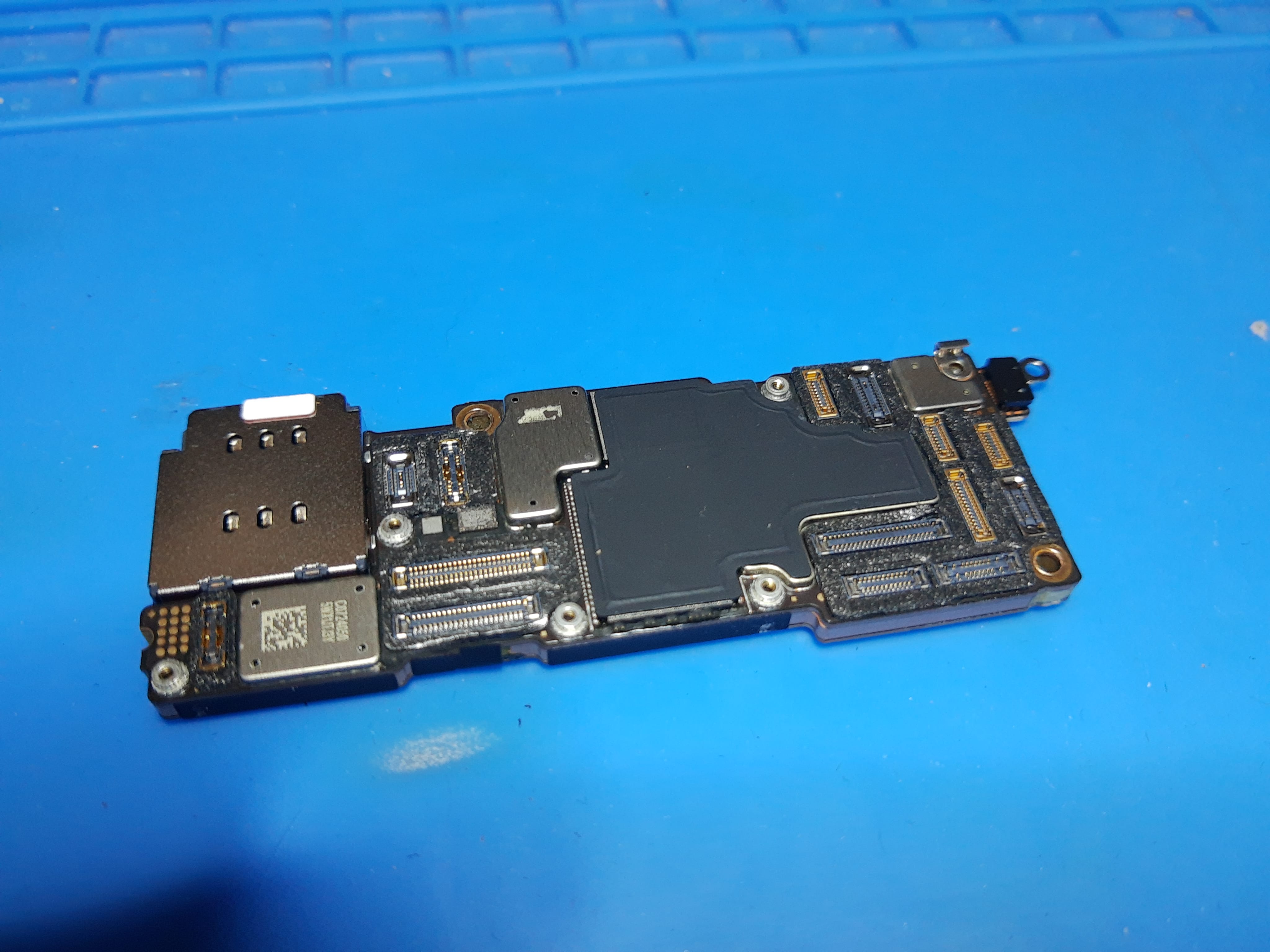 Placa base de iPhone 14 Pro desmontada