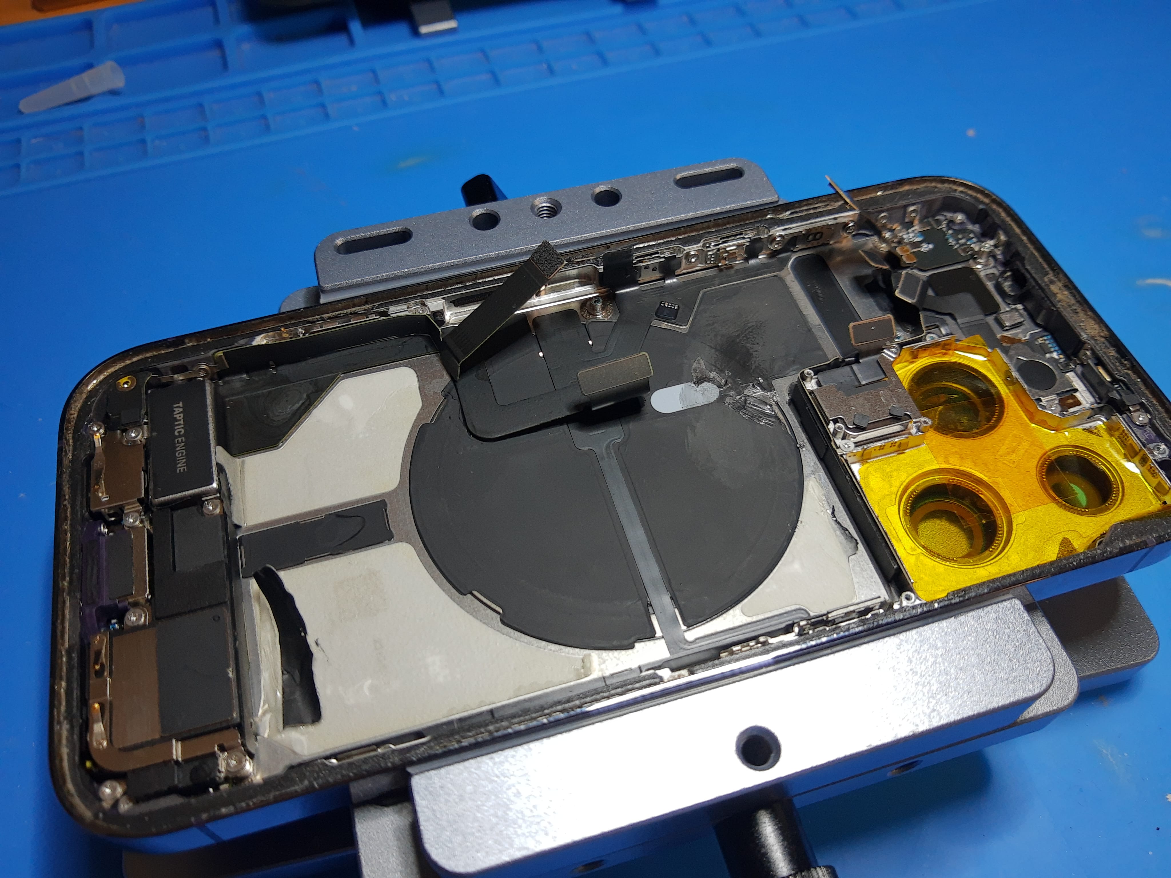 Chasis del iPhone 14 Pro durante la sustitución del cristal trasero