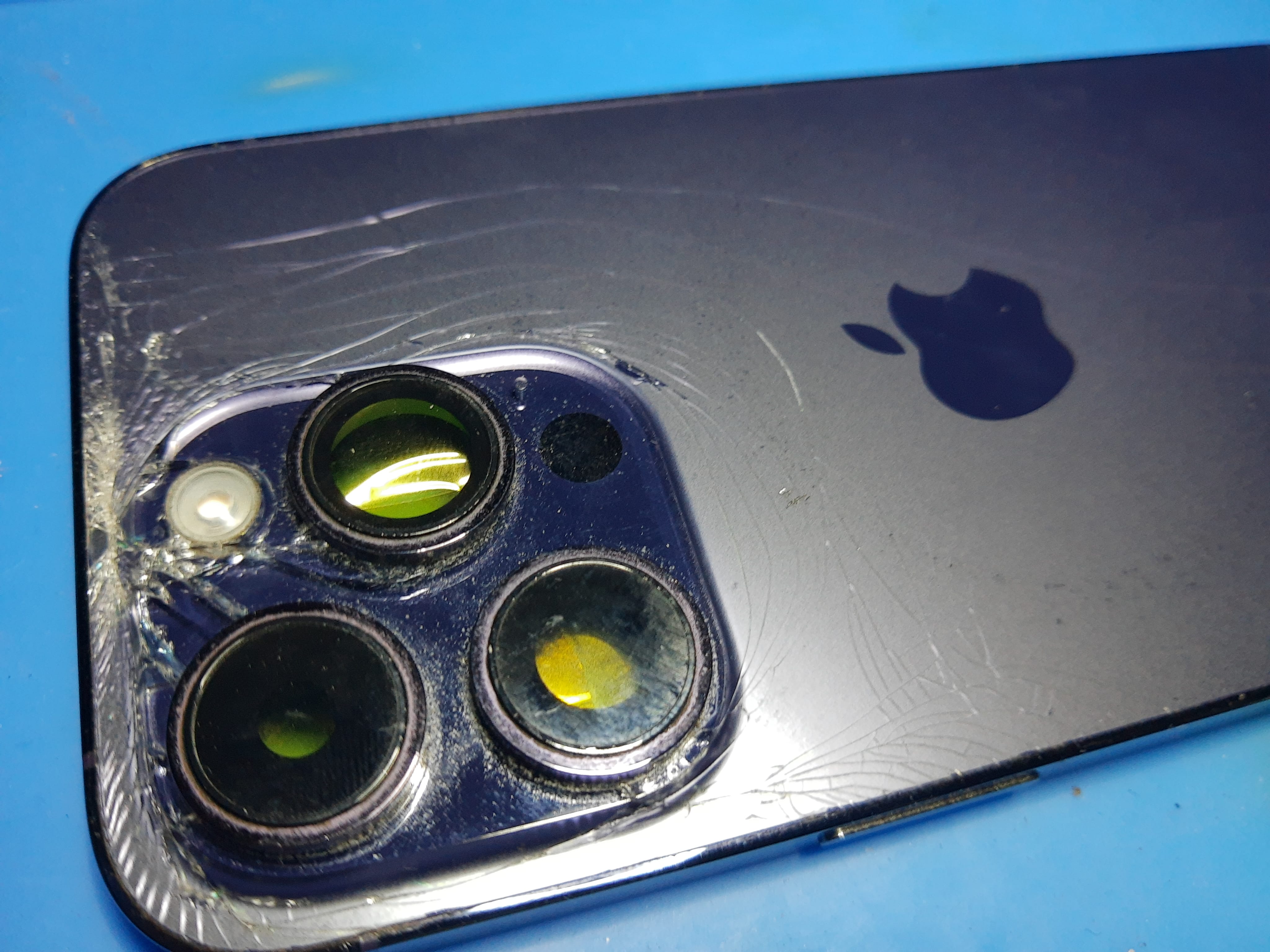 Cristal trasero roto alrededor de las cámaras de un iPhone 14 Pro