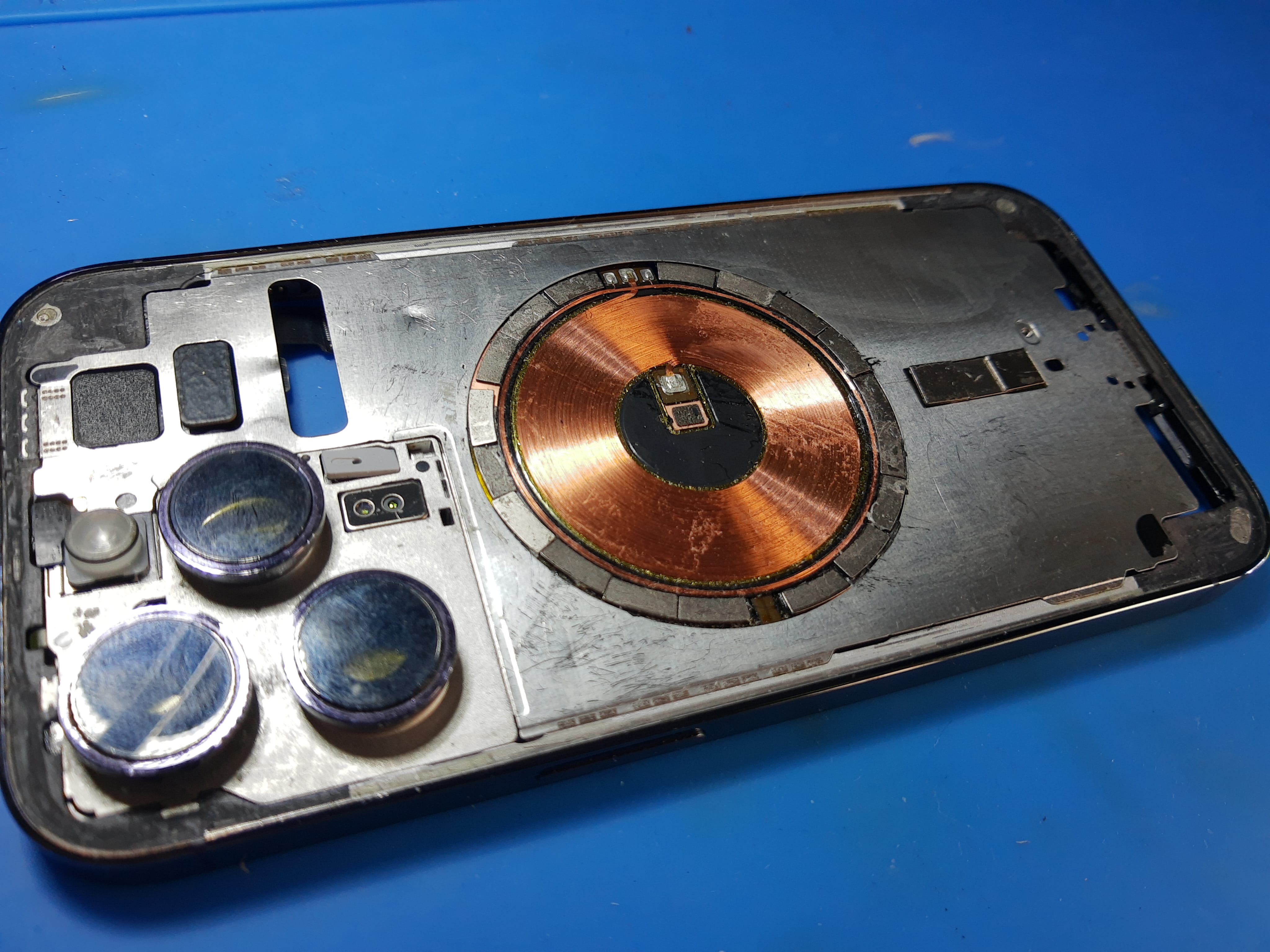 Interior del back cover original de un iPhone 14 Pro
