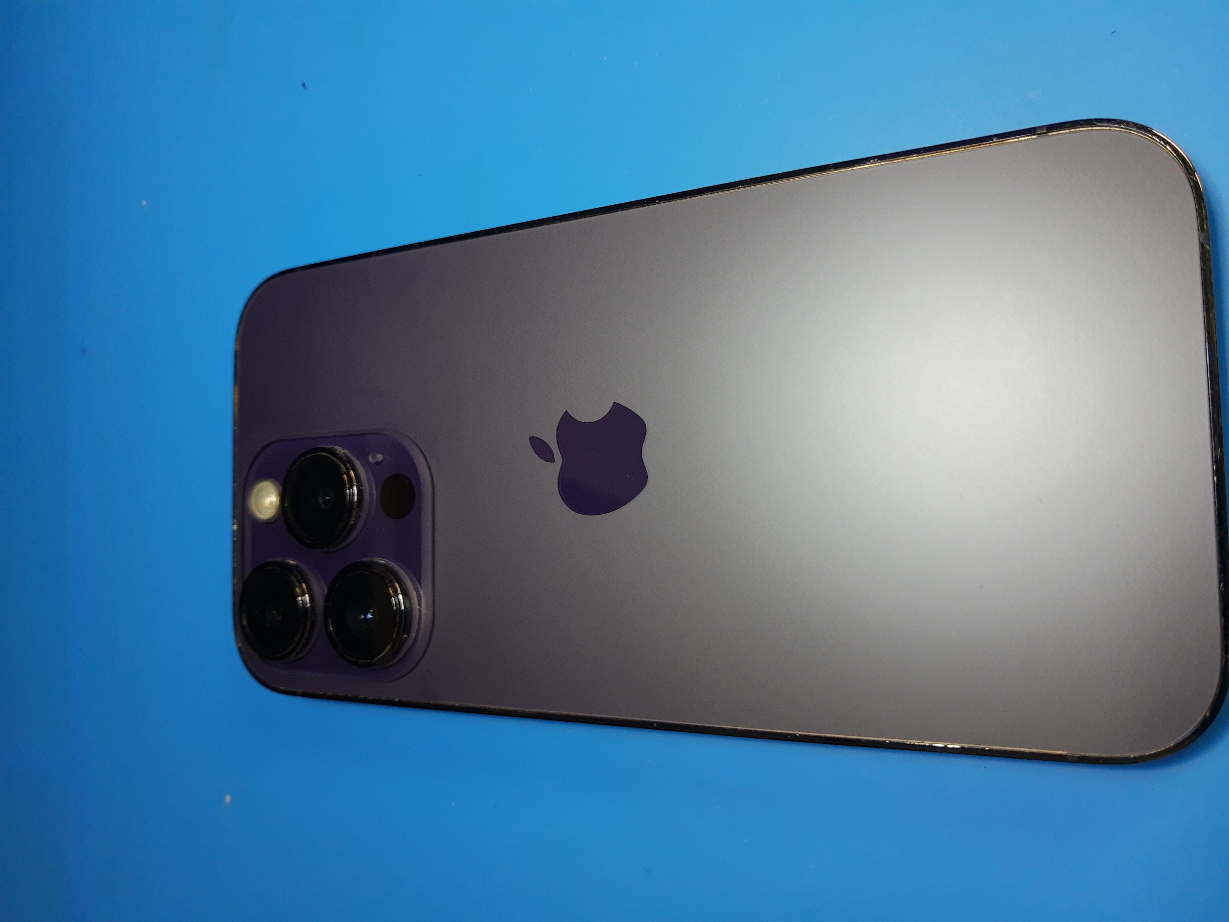 iPhone 14 Pro Deep Purple después de cambiar el back cover