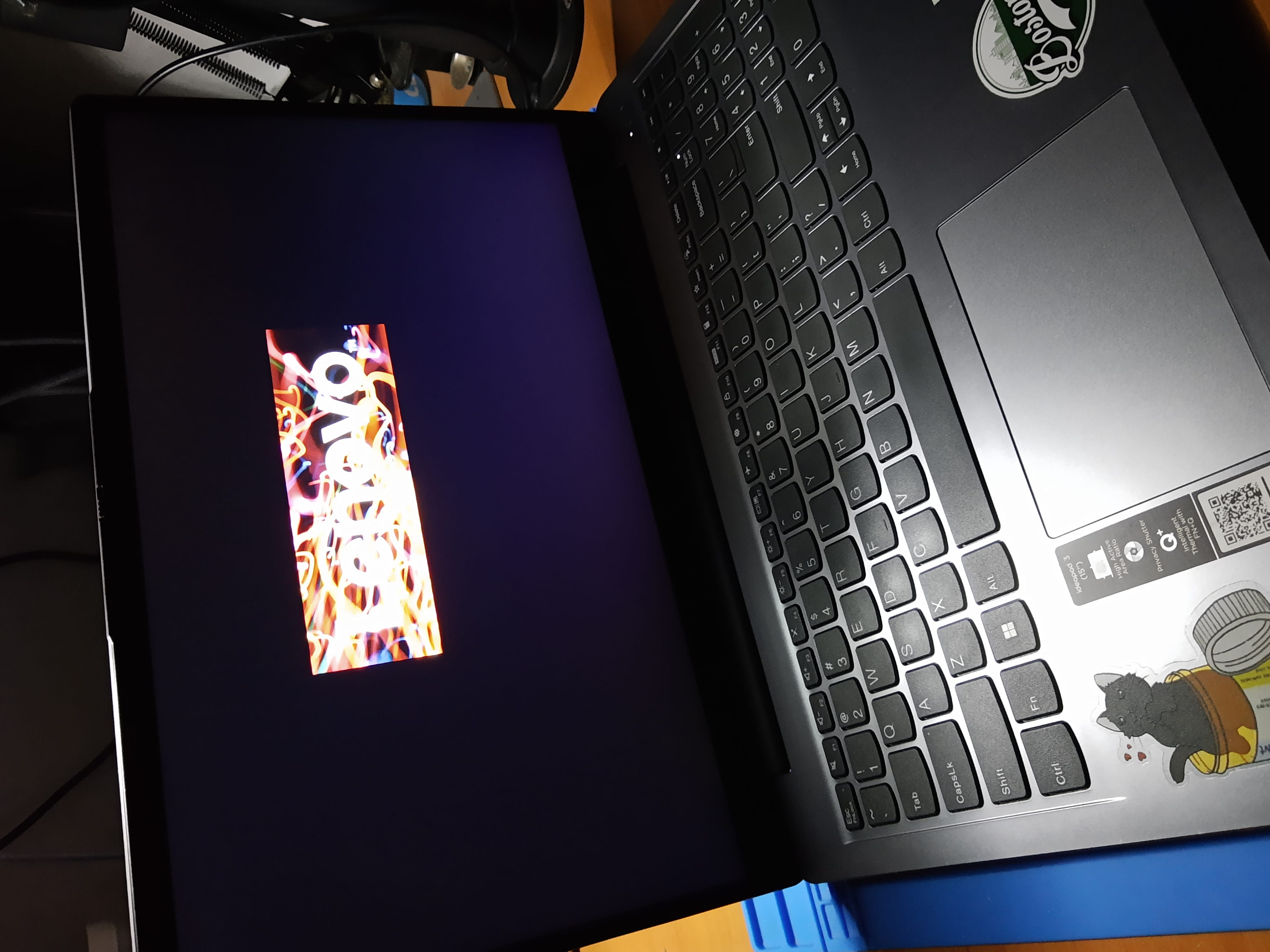 Lenovo IdeaPad 3-15ITL6 reparado después de eliminar un cortocircuito en la línea de 19V
