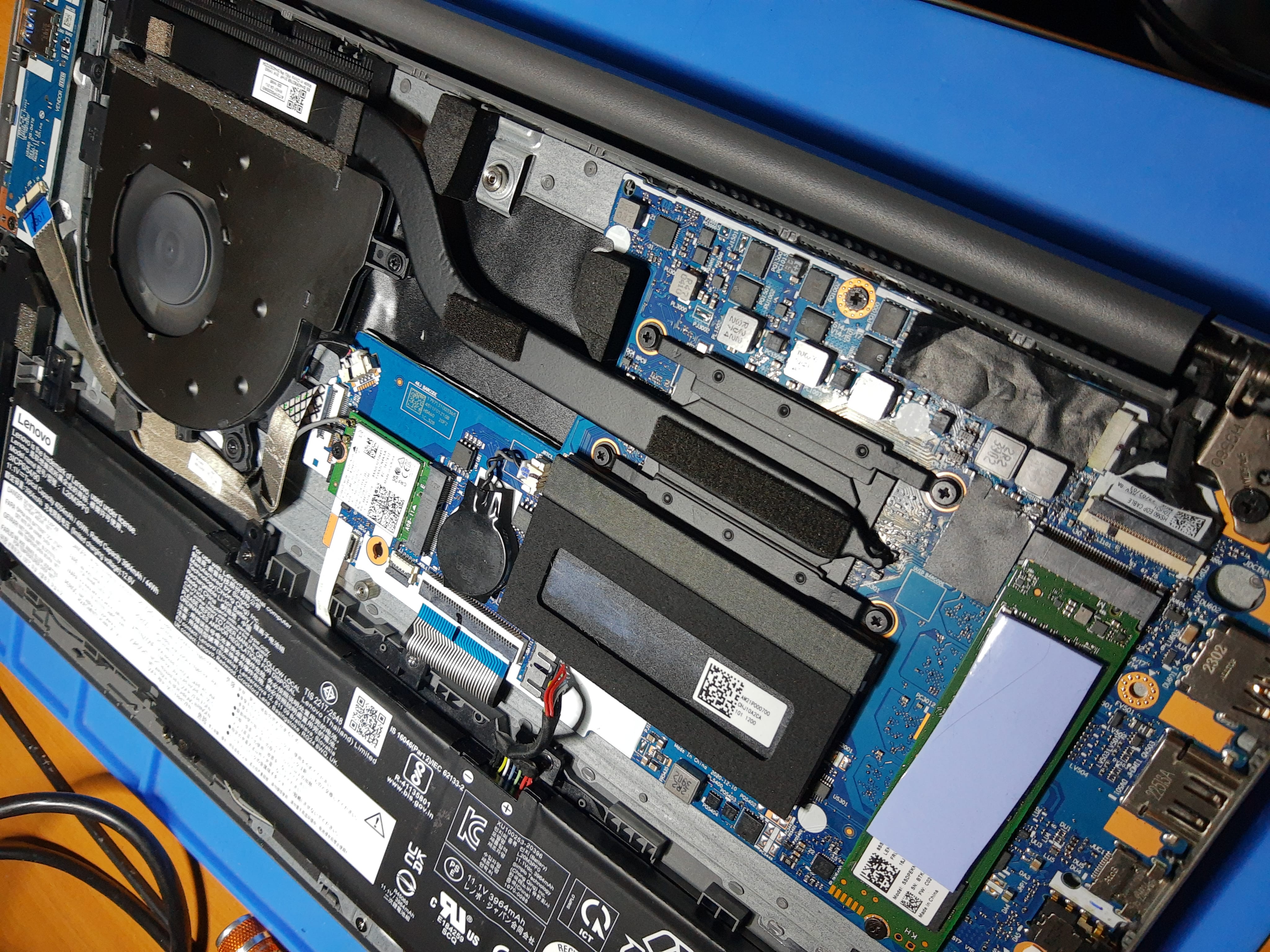 Interior del Lenovo IdeaPad 3-15ITL6 durante el desmontaje