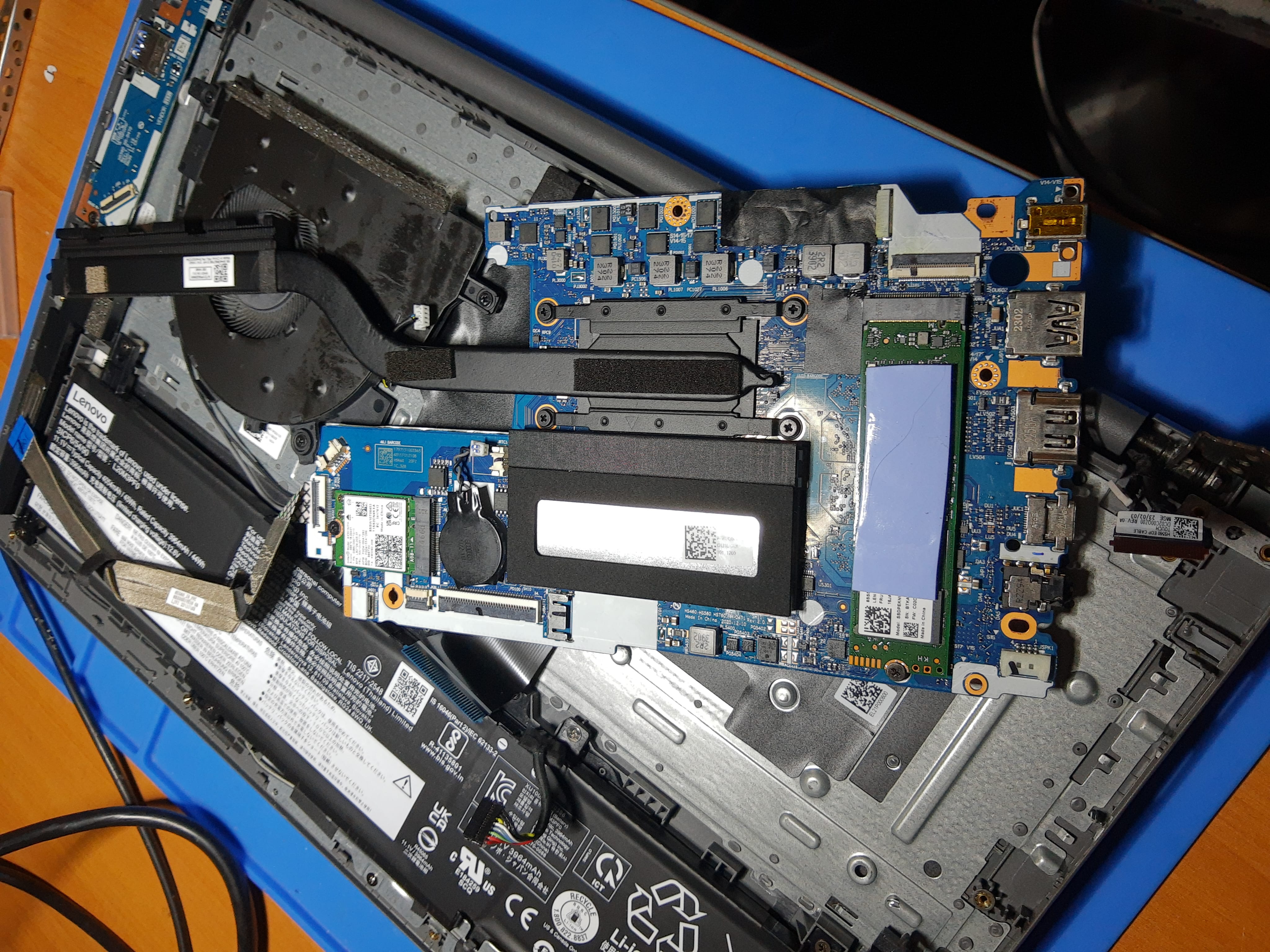 Placa base del Lenovo IdeaPad 3 retirada para diagnóstico electrónico
