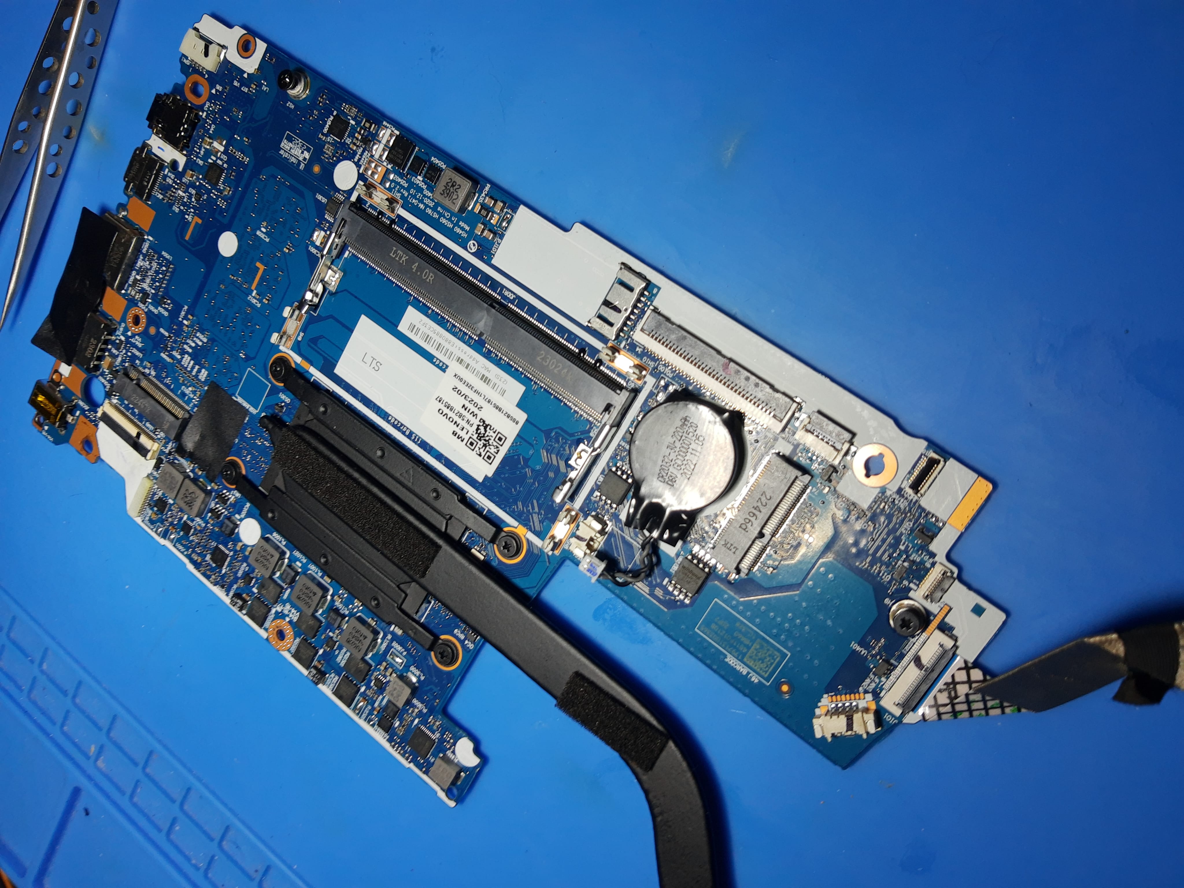 Zona del circuito de alimentación del Lenovo IdeaPad 3-15ITL6