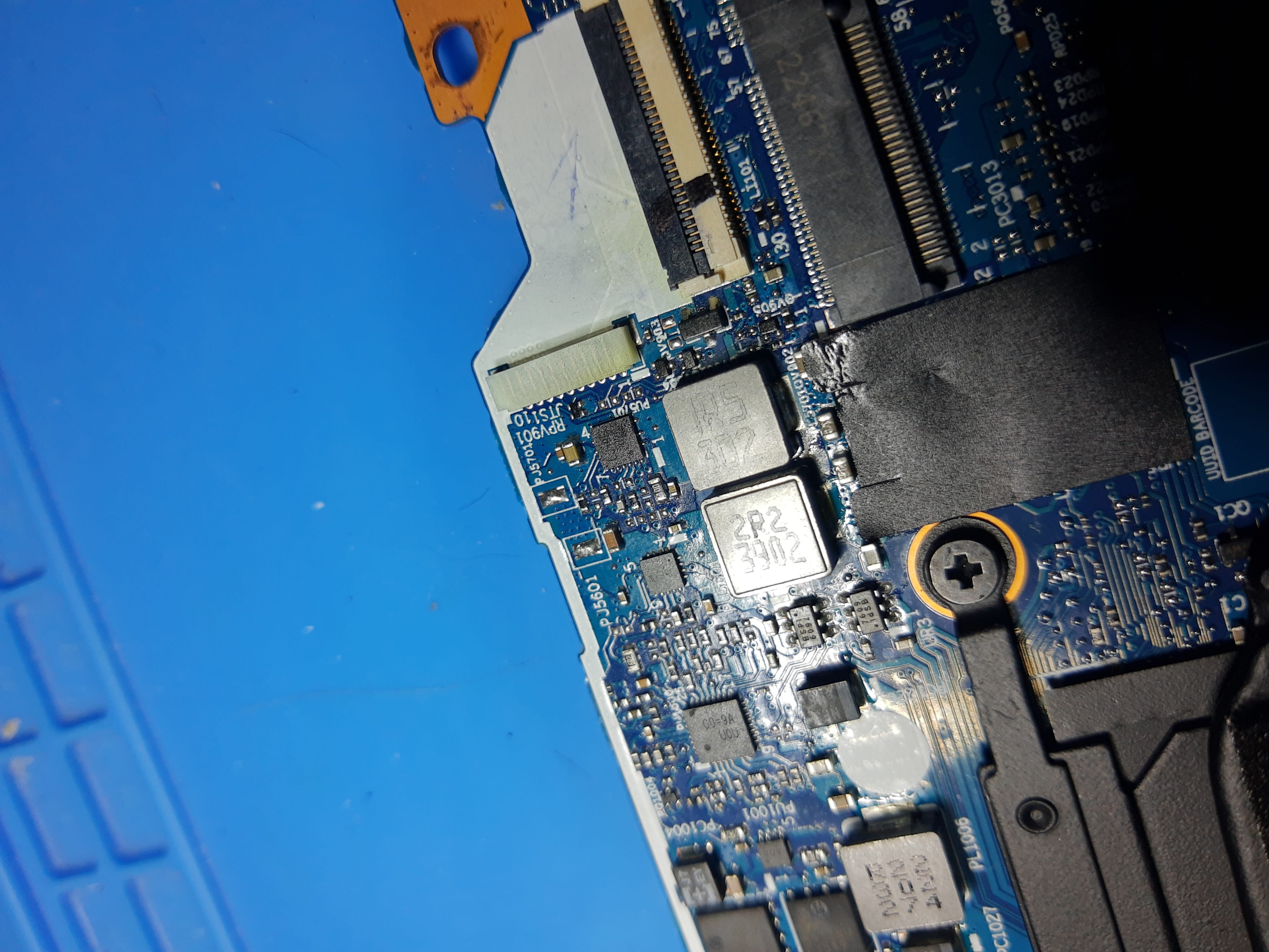 Zona del condensador PC5704 en la placa base del Lenovo IdeaPad 3