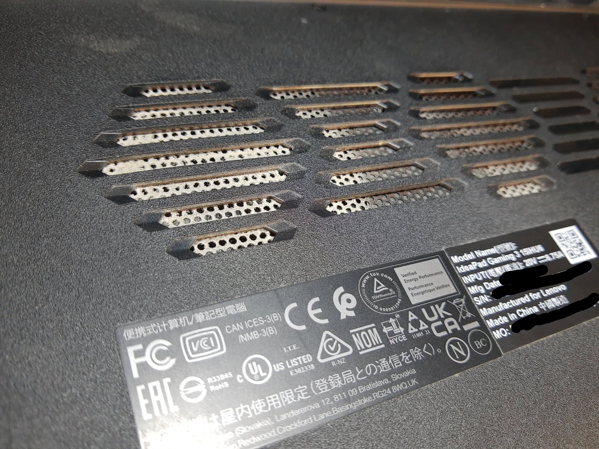 Rejillas del Lenovo IdeaPad Gaming 3 obstruidas por polvo