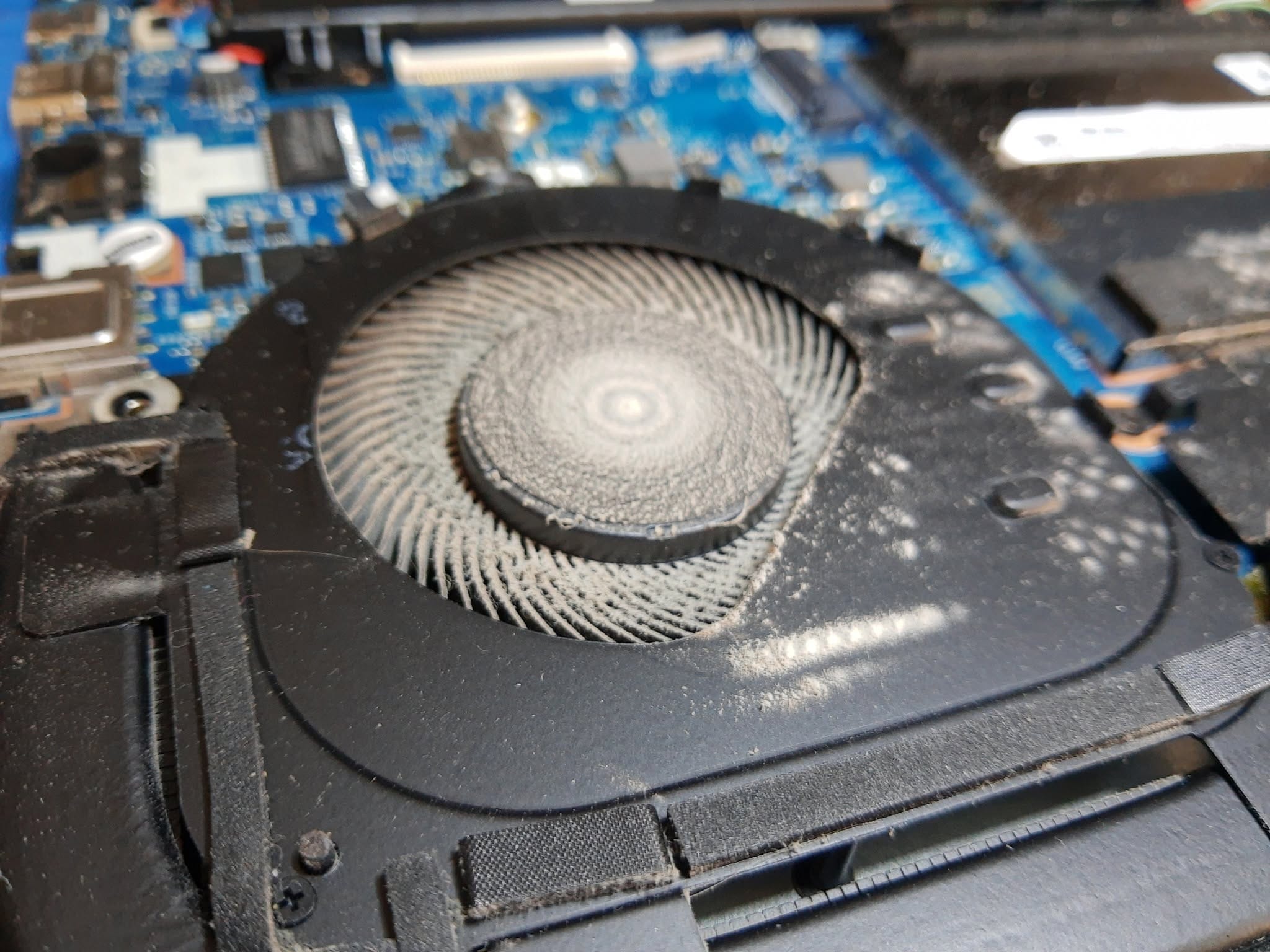 Ventilador del Lenovo IdeaPad Gaming 3 cubierto de polvo