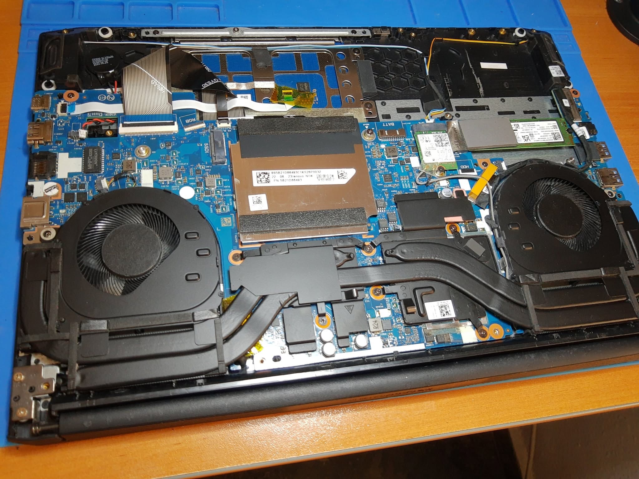 Interior limpio del Lenovo IdeaPad Gaming 3 después del mantenimiento
