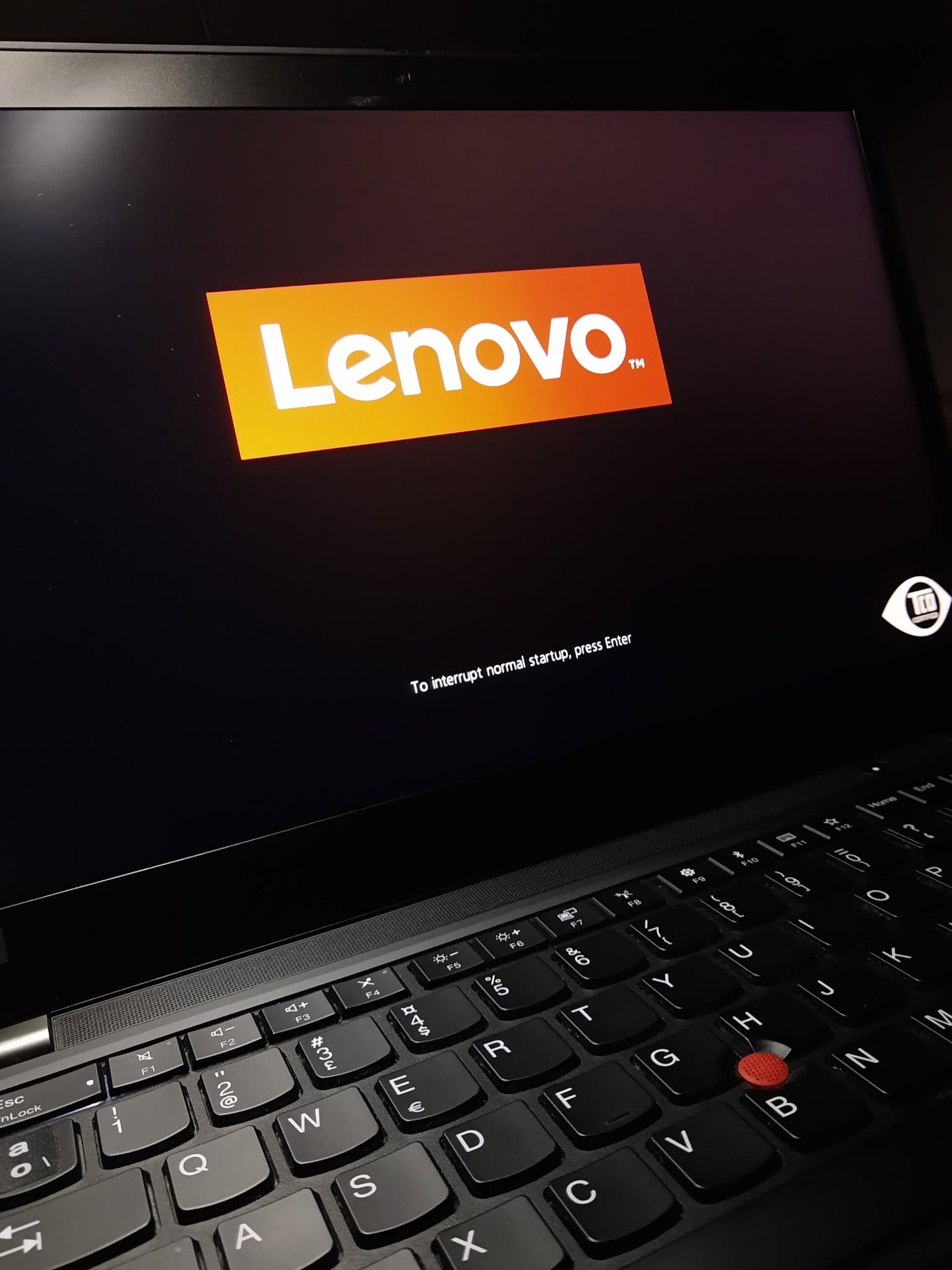 Lenovo ThinkPad funcionando después de reparar la corrosión de la placa base