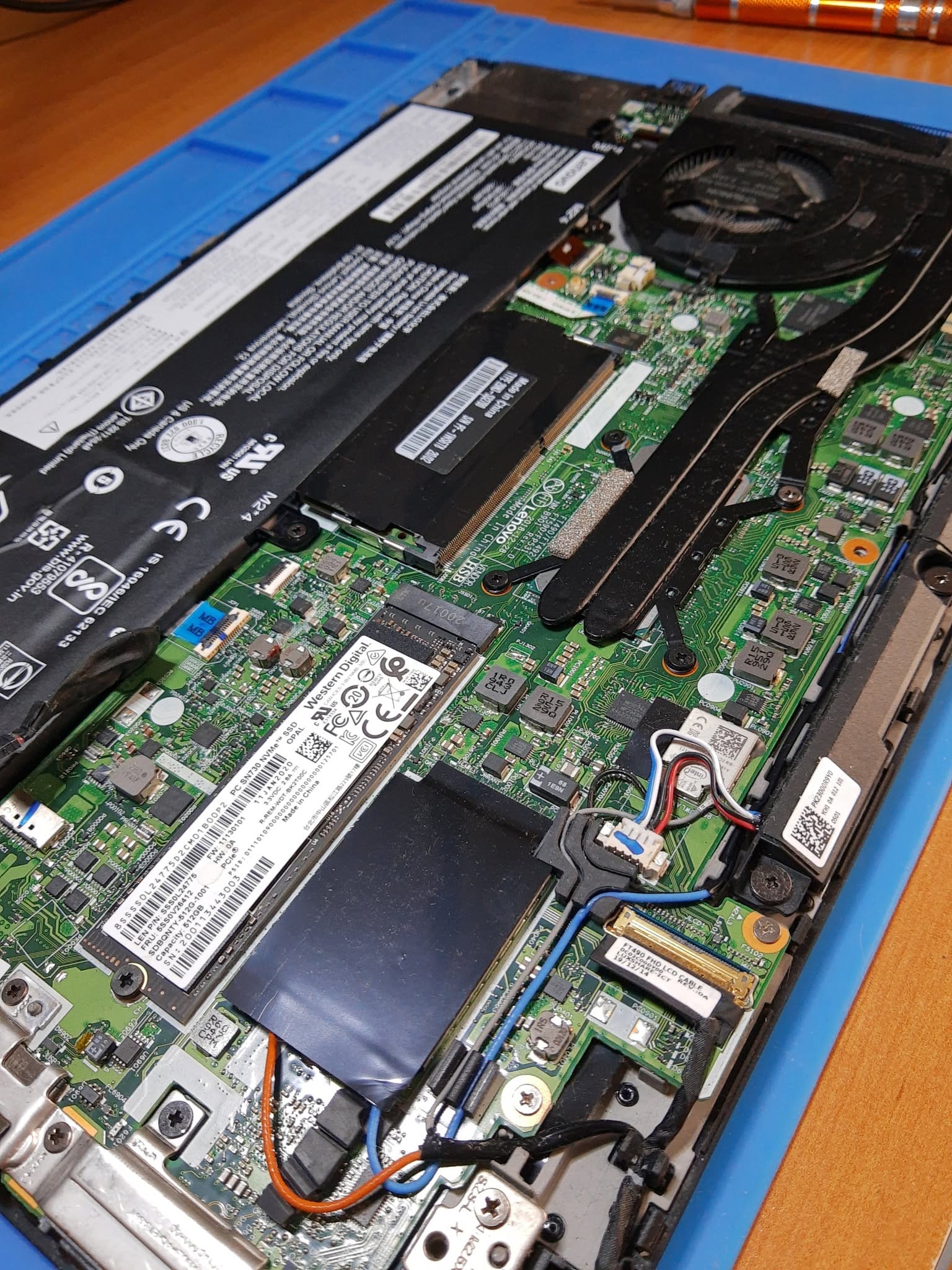 Interior del Lenovo ThinkPad durante el diagnóstico electrónico