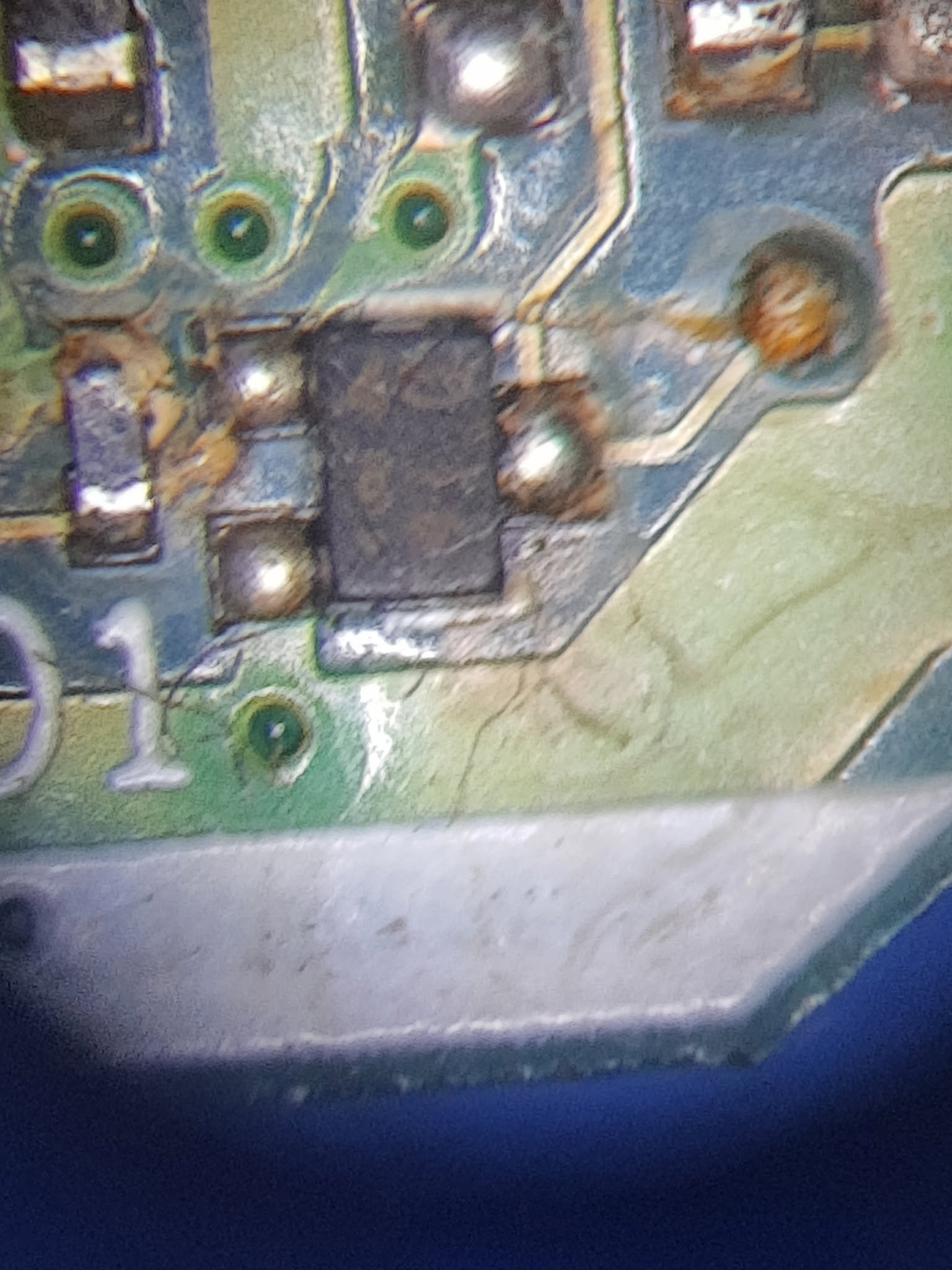 Componente afectado por corrosión en la placa base del Lenovo ThinkPad