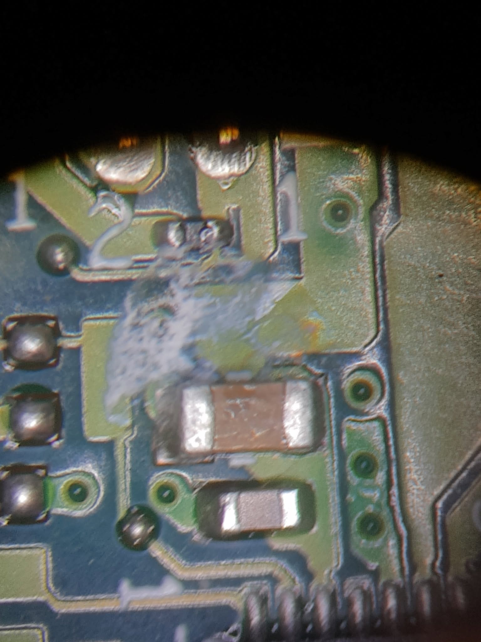Zona de la placa base del Lenovo después de retirar la corrosión