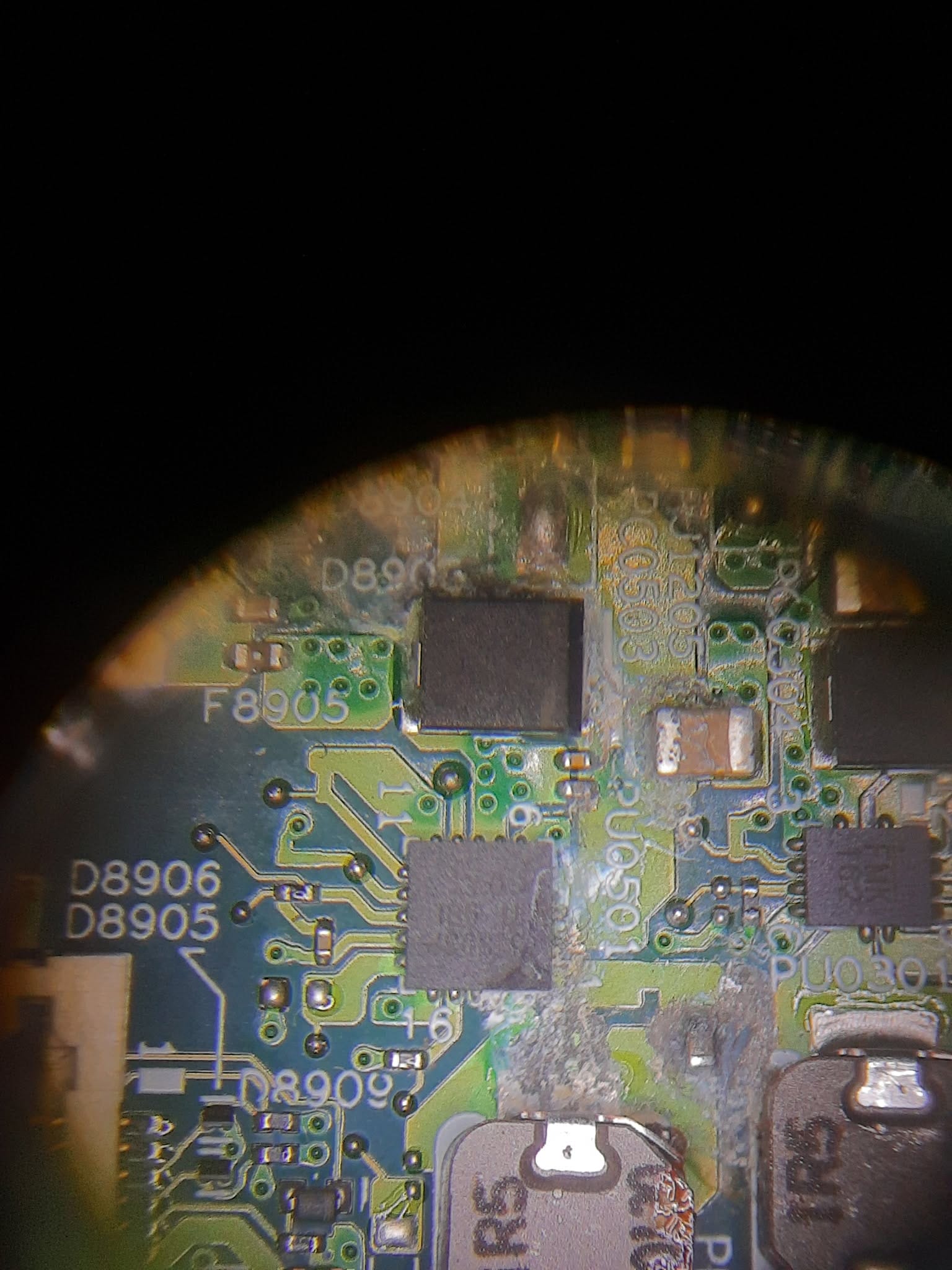 Controlador de la placa base del Lenovo ThinkPad inspeccionado bajo microscopio