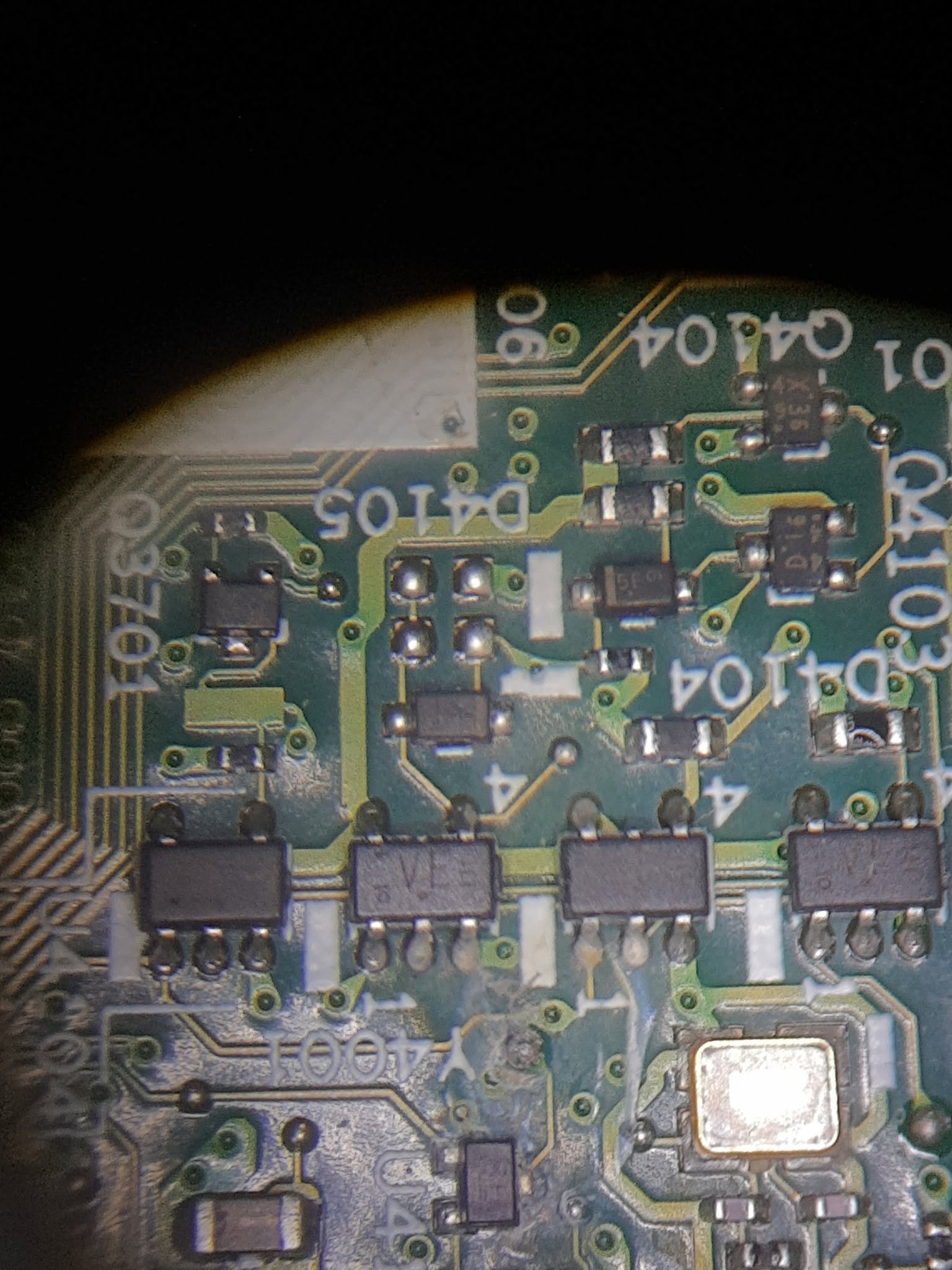 Componentes de alimentación del Lenovo ThinkPad revisados bajo microscopio