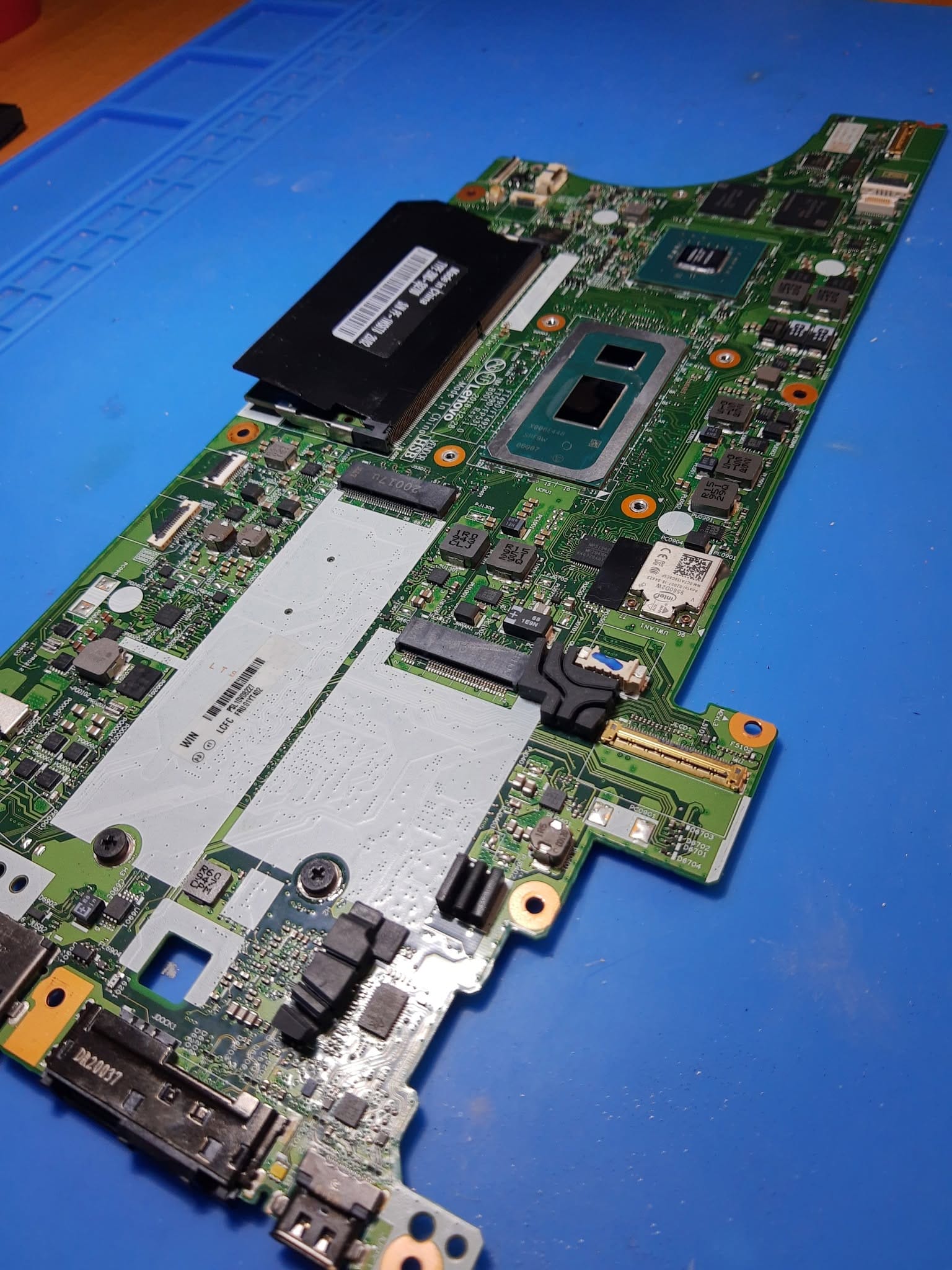 Placa base del Lenovo ThinkPad retirada para su revisión