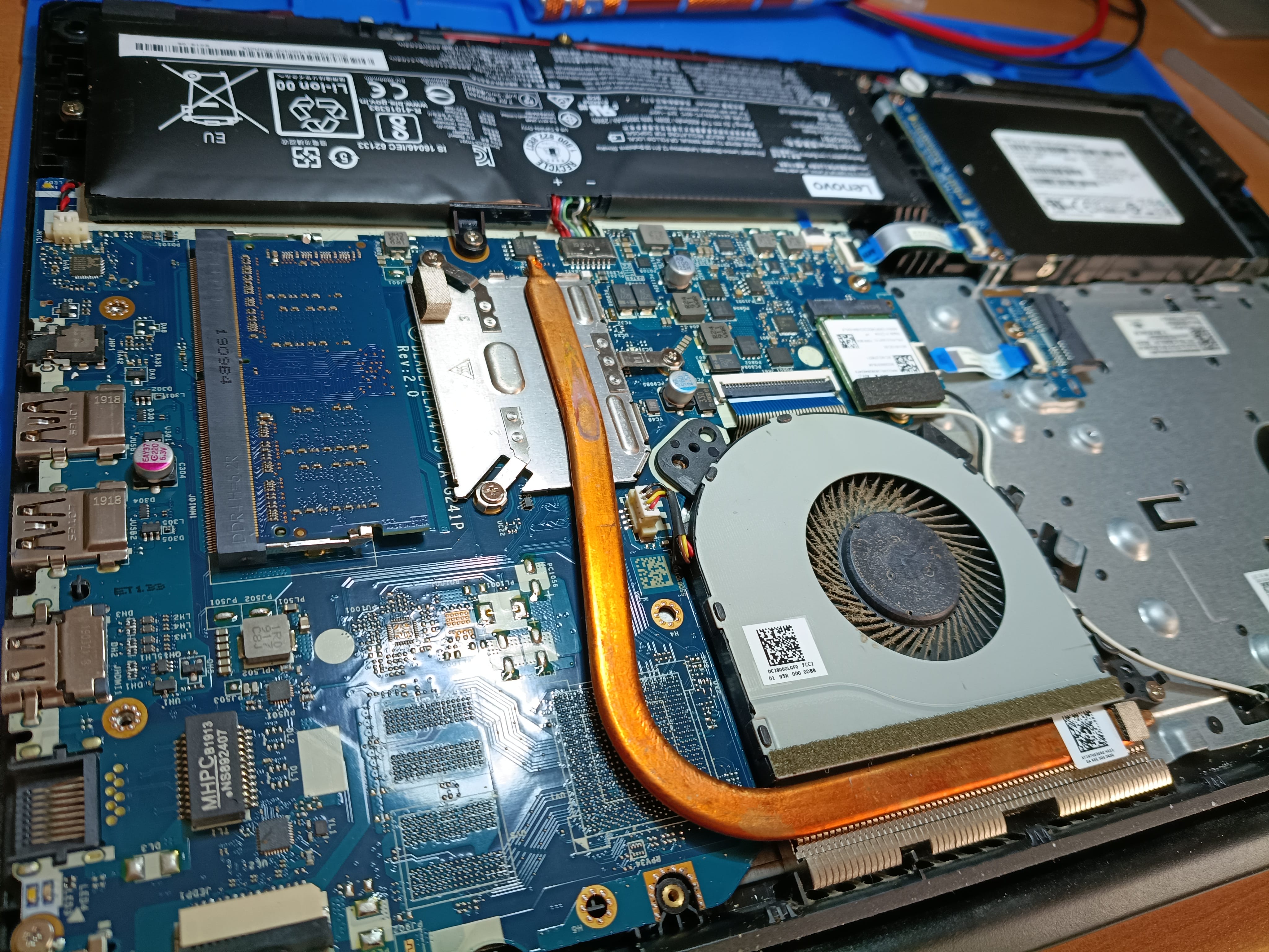Interior del Lenovo V145-15AST antes de la reparación